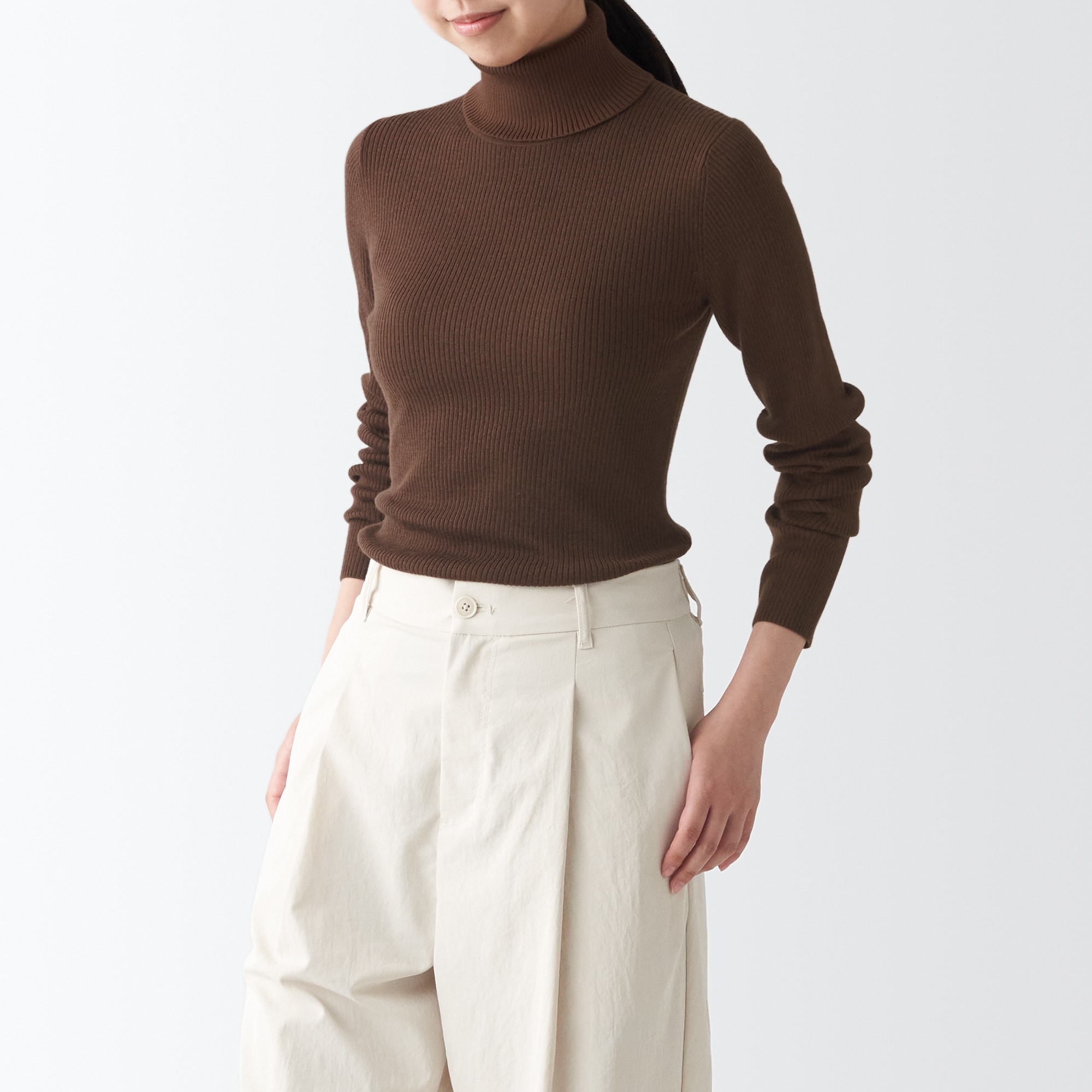 首のチクチクを抑えたリブ　タートルネック洗えるセーター（数量限定）