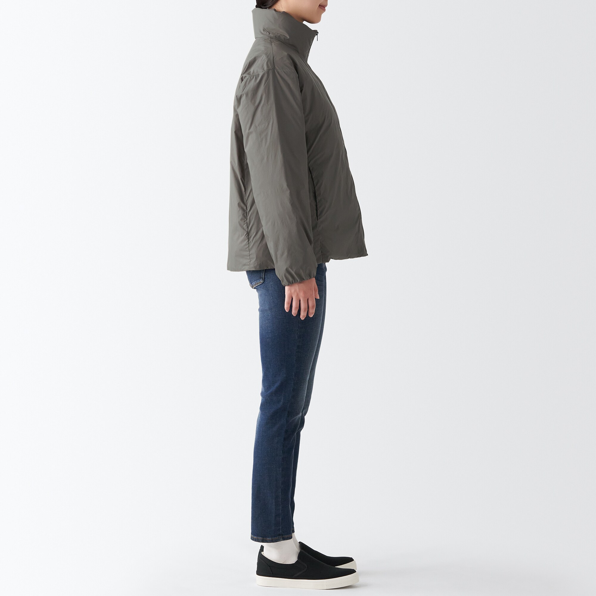 再生ナイロン軽量スタンドカラーダウンジャケット