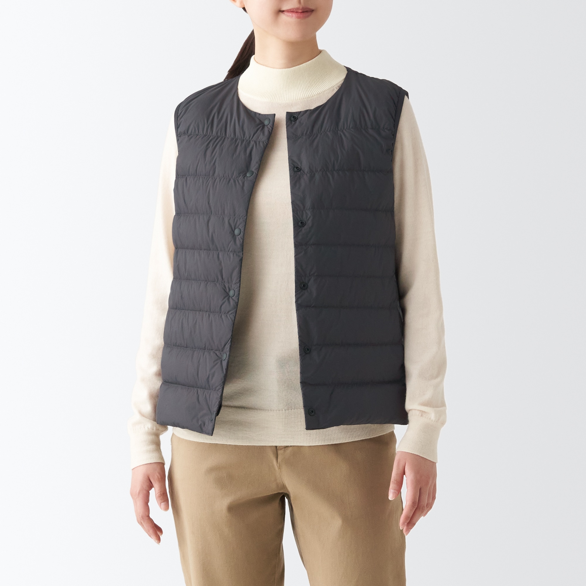 再生ナイロン軽量ノーカラーダウンベスト（数量限定）