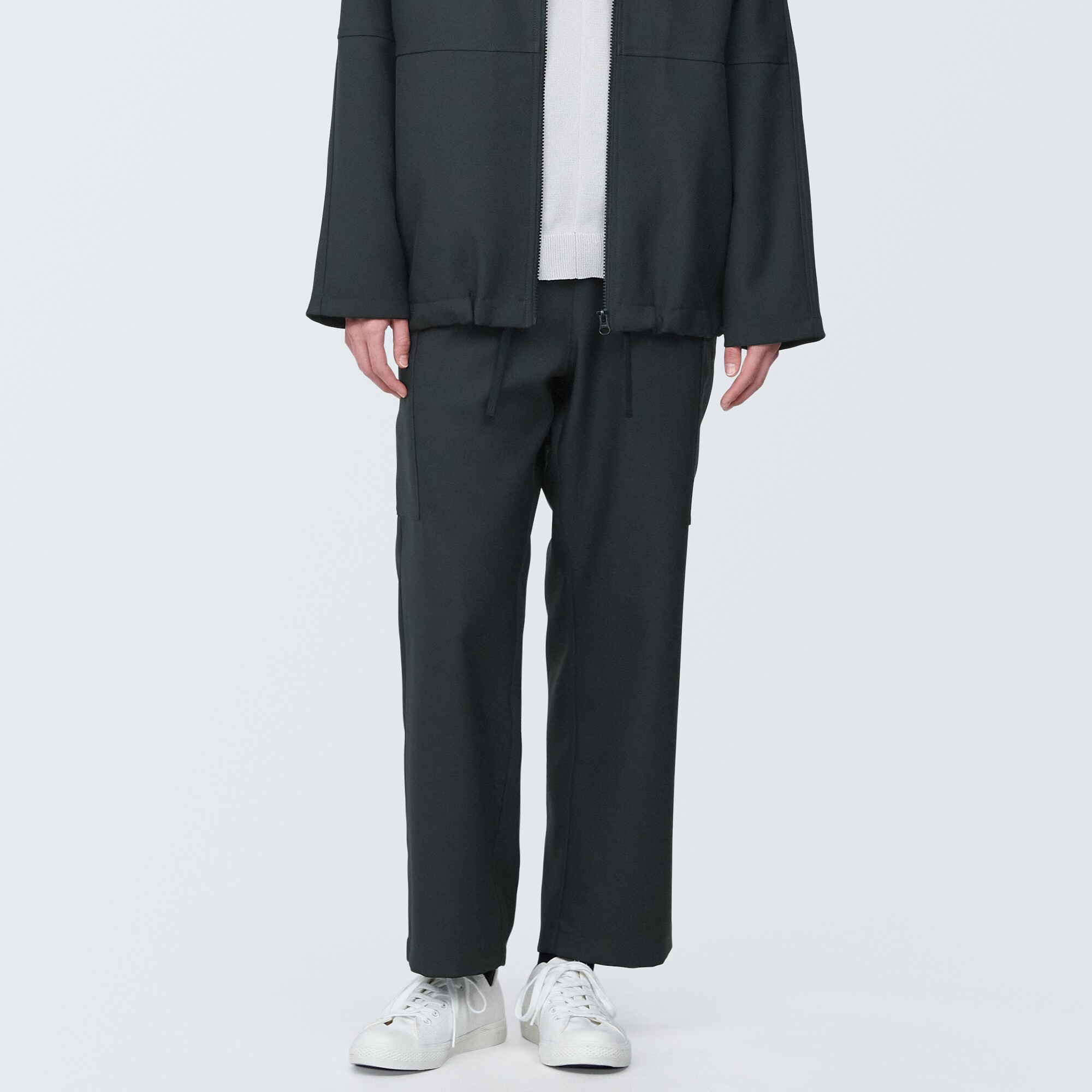 汚れが落ちやすいカーゴパンツ