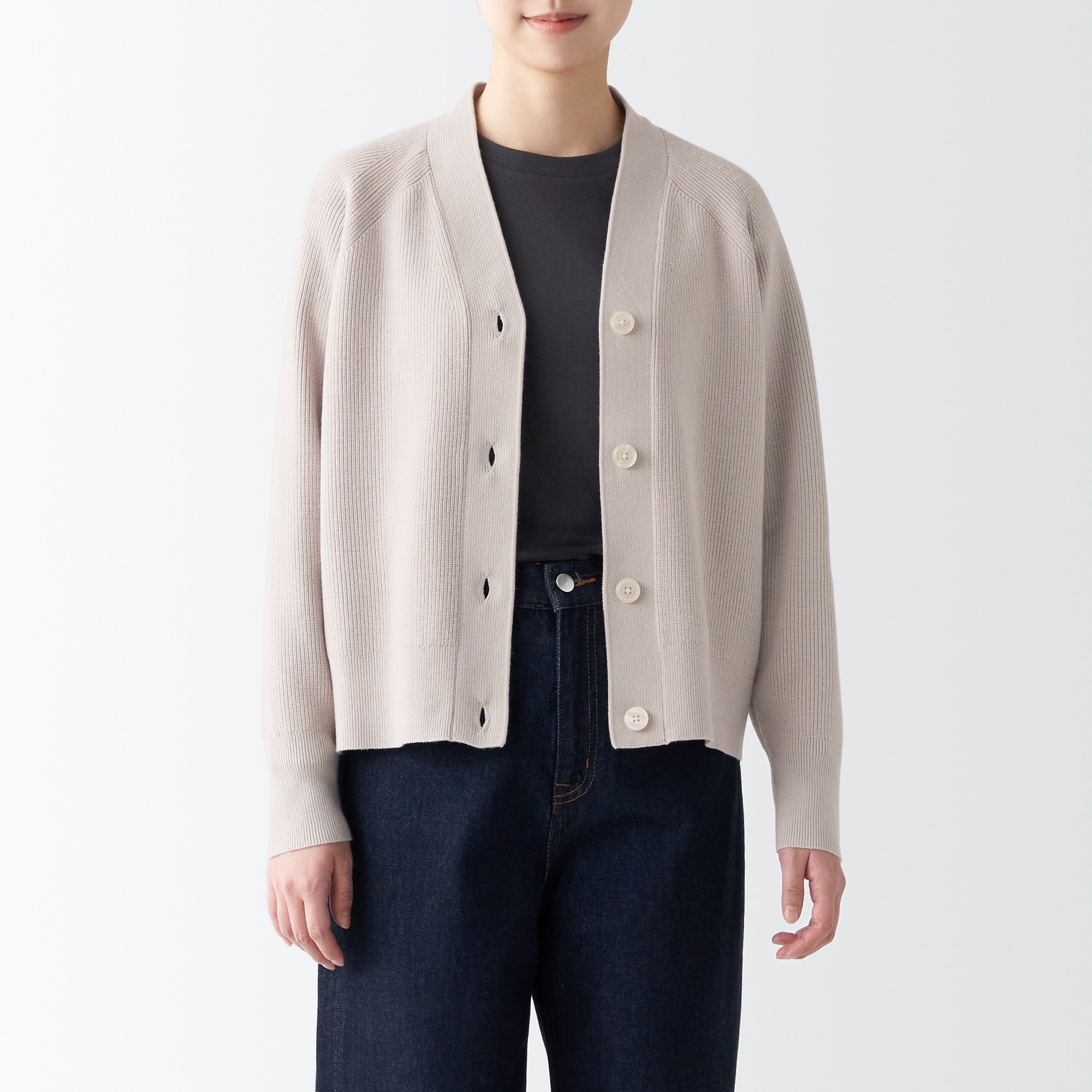 型崩れしにくい糸で編んだＶネックカーディガン