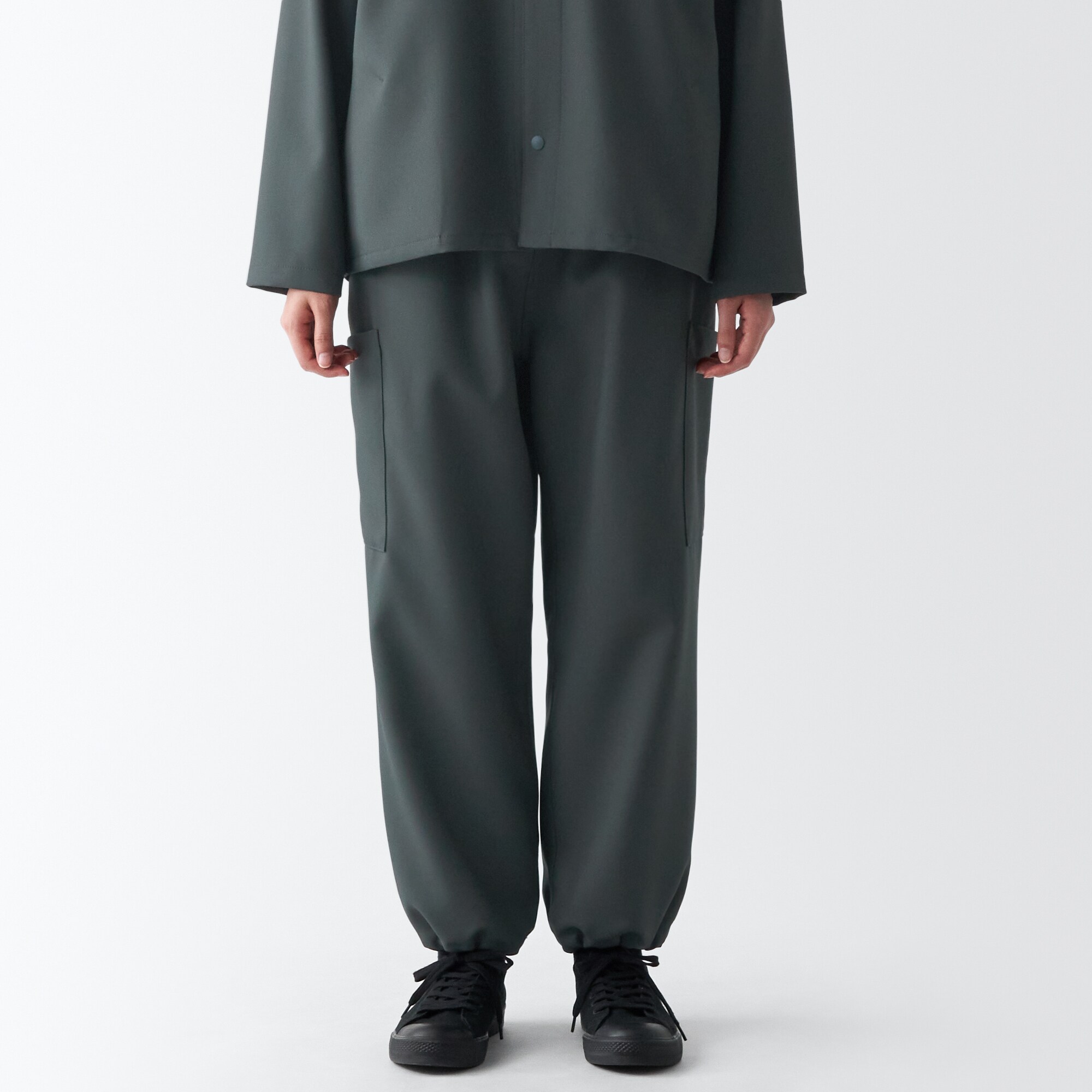 汚れが落ちやすいカーゴパンツ