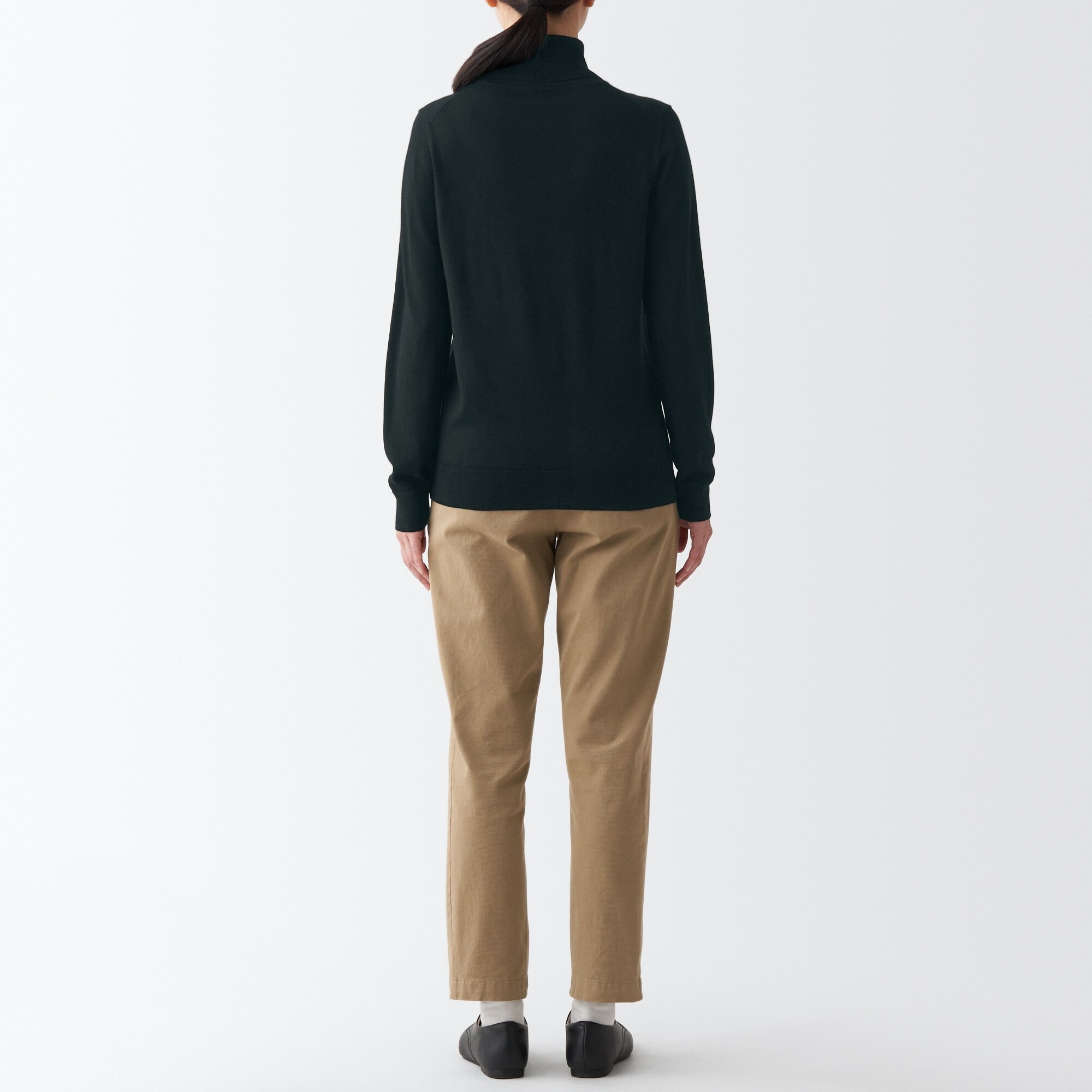 首のチクチクを抑えたタートルネック洗えるセーター