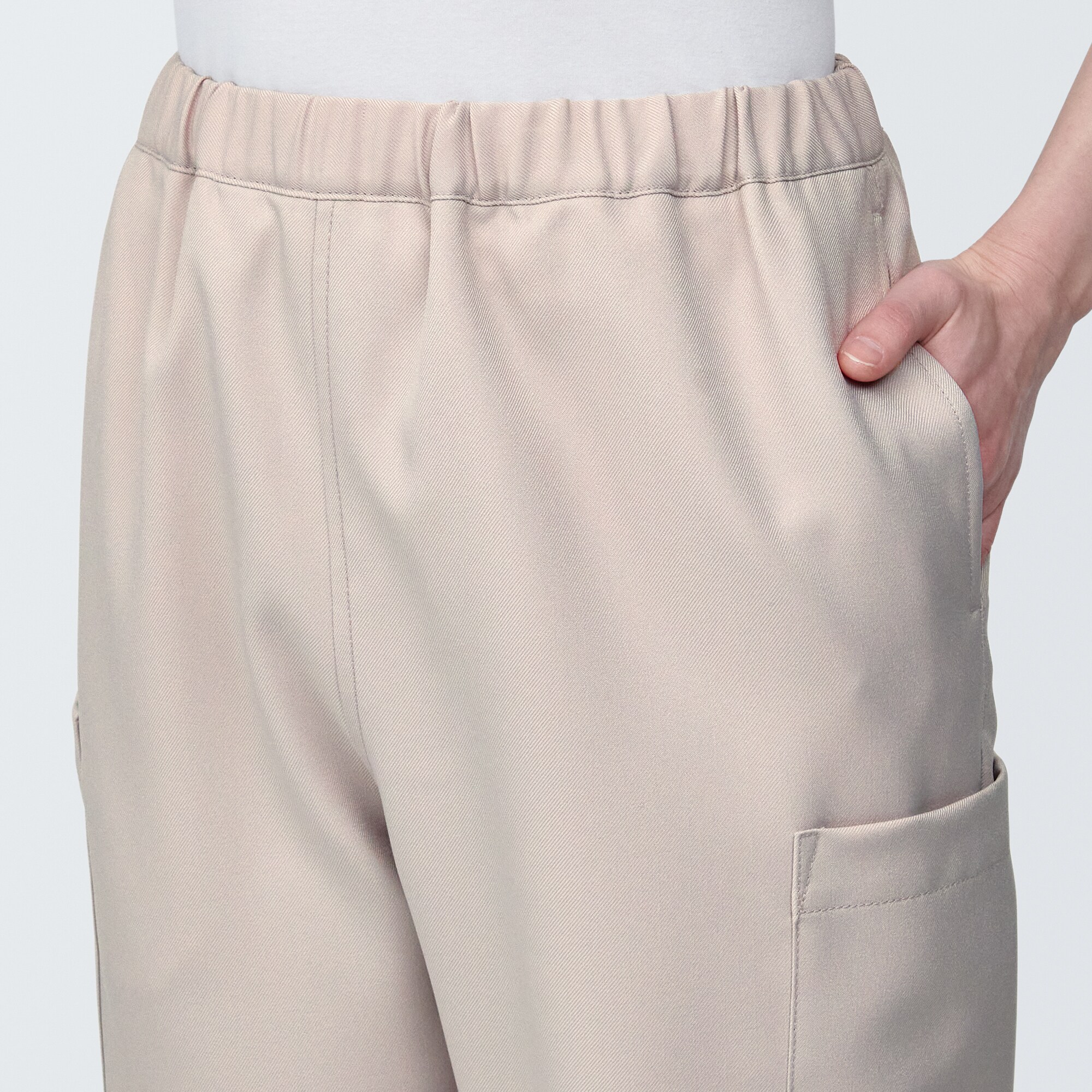 汚れが落ちやすいカーゴパンツ