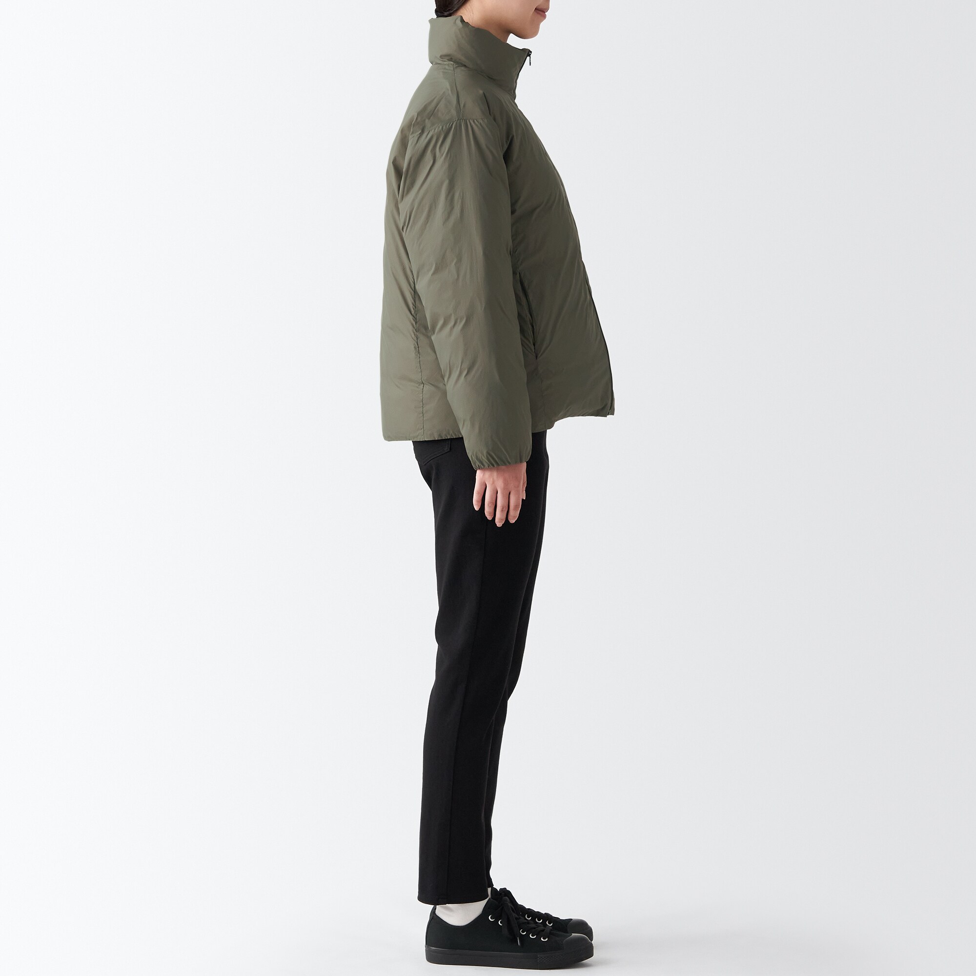 再生ナイロン軽量スタンドカラーダウンジャケット