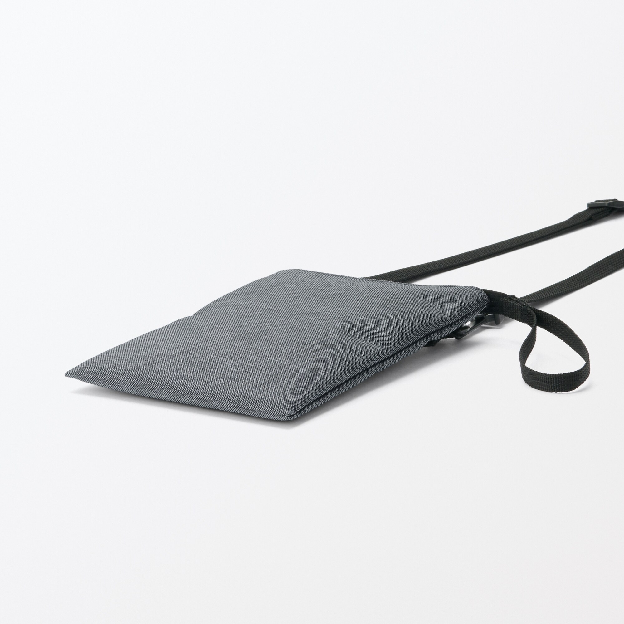 ポーチとしても使える　撥水ミニサコッシュ