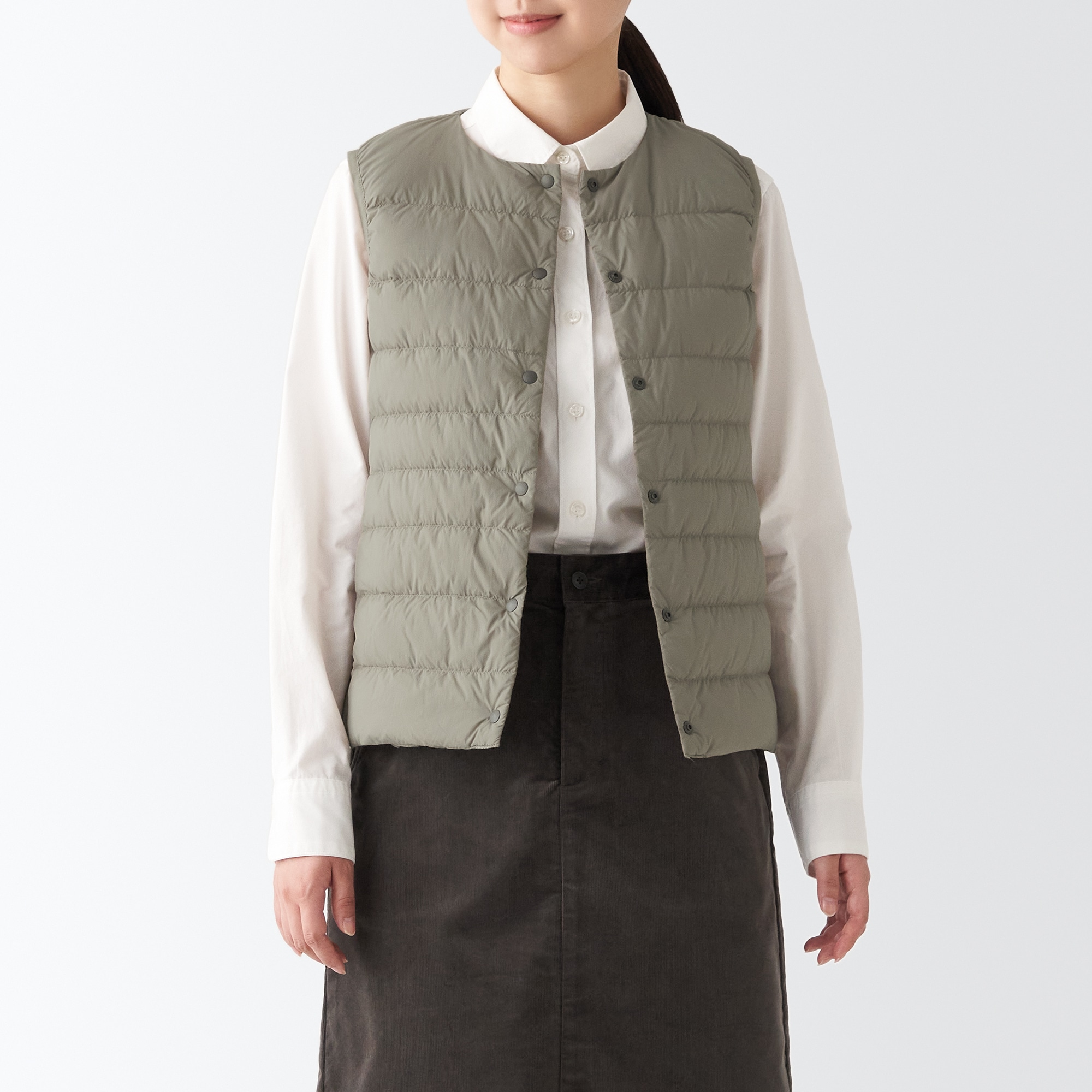 再生ナイロン軽量ノーカラーダウンベスト（数量限定）