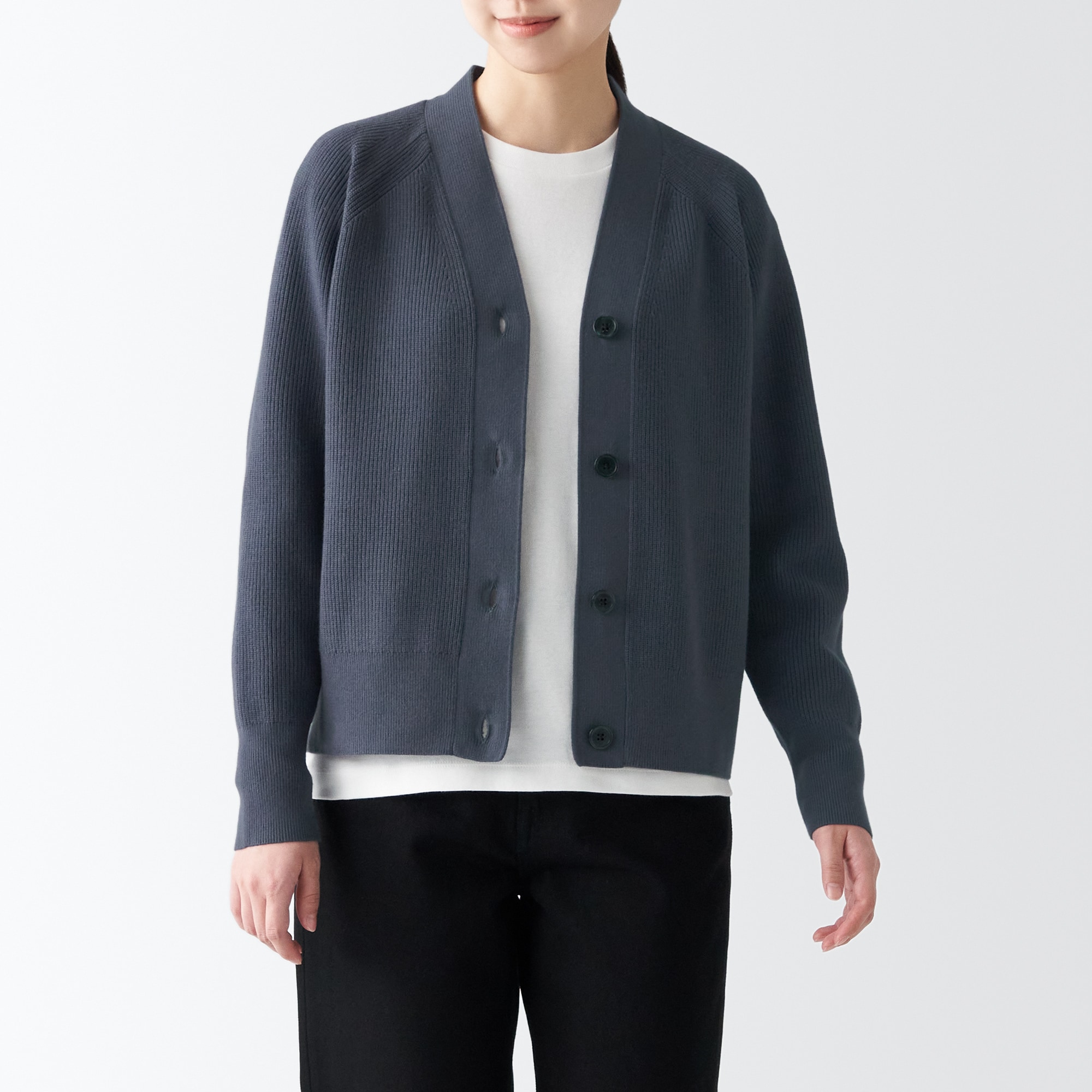 型崩れしにくい糸で編んだＶネックカーディガン