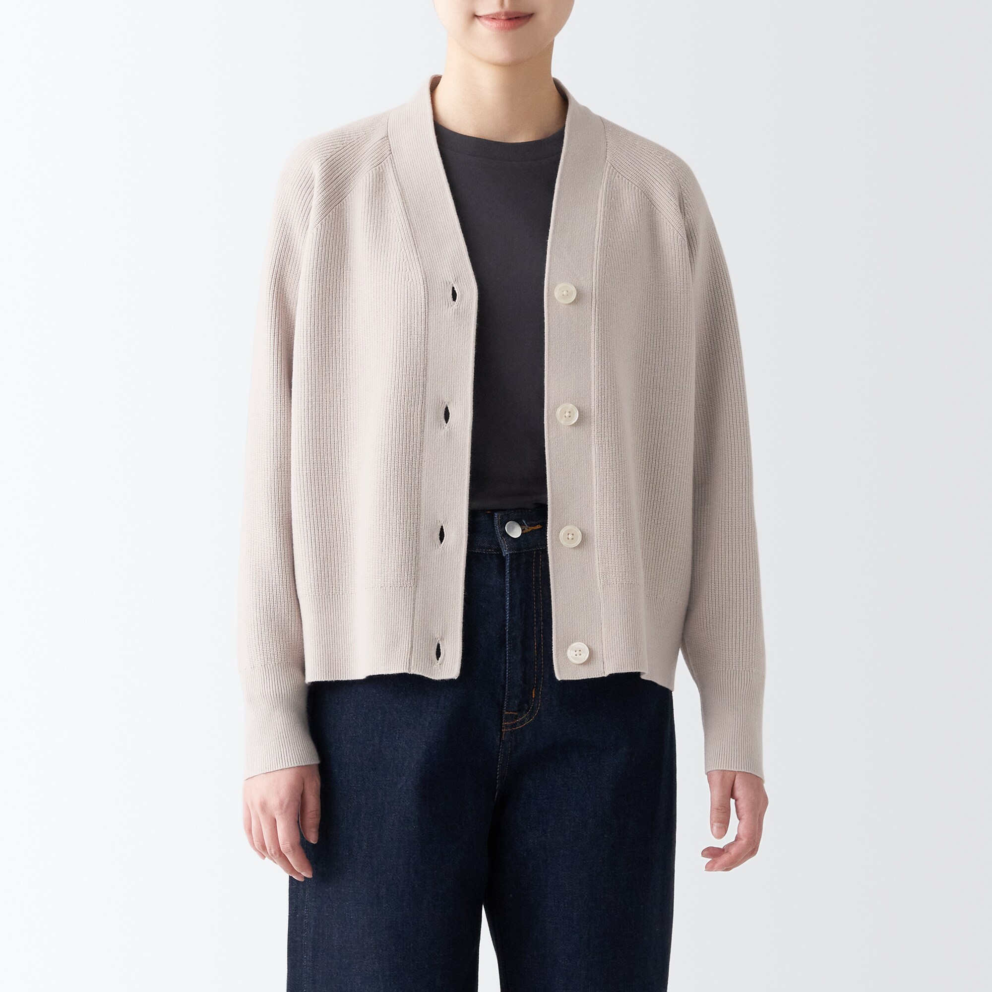 型崩れしにくい糸で編んだＶネックカーディガン