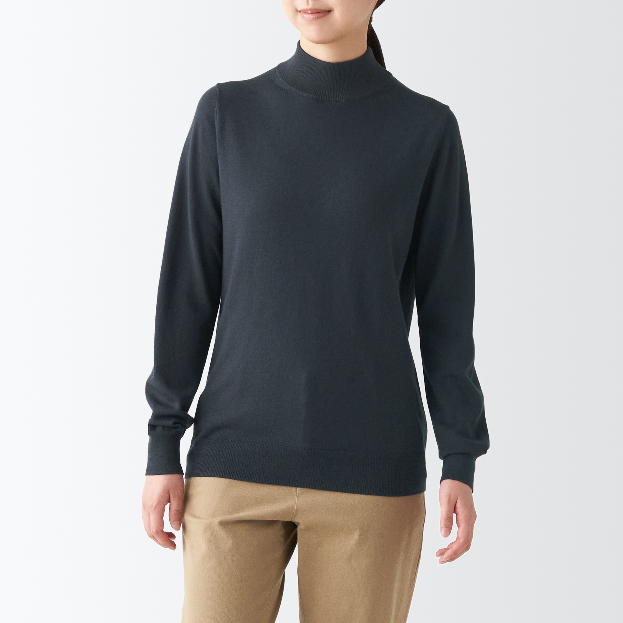 首のチクチクを抑えたハイネック洗えるセーター