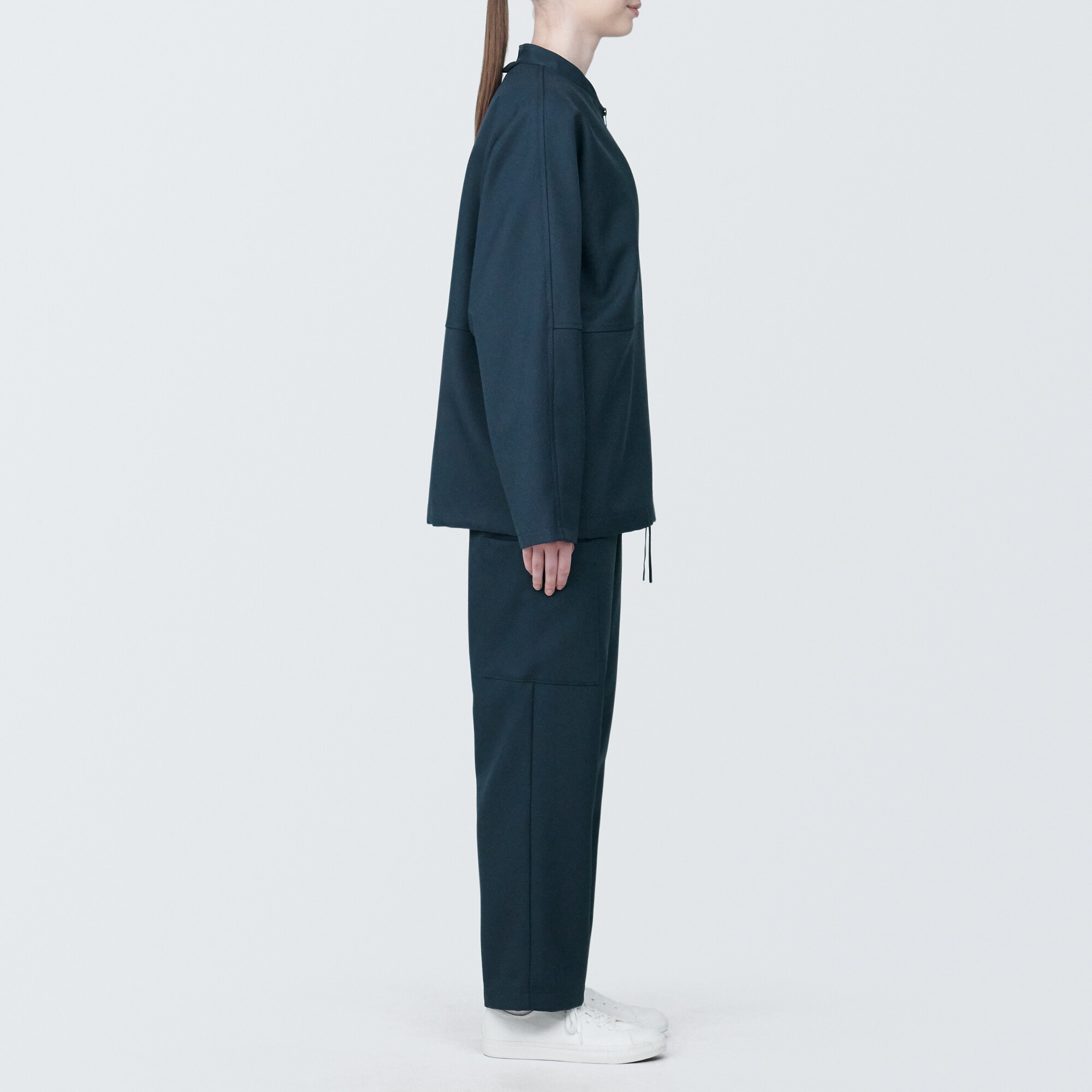 汚れが落ちやすいジップアップブルゾン