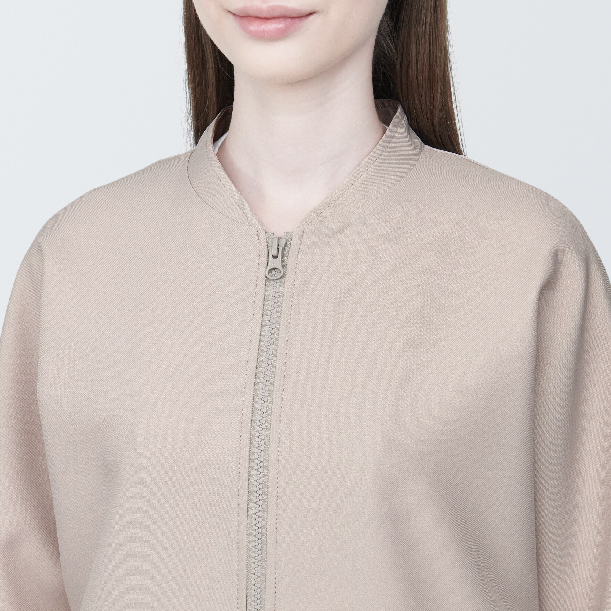 汚れが落ちやすいジップアップブルゾン