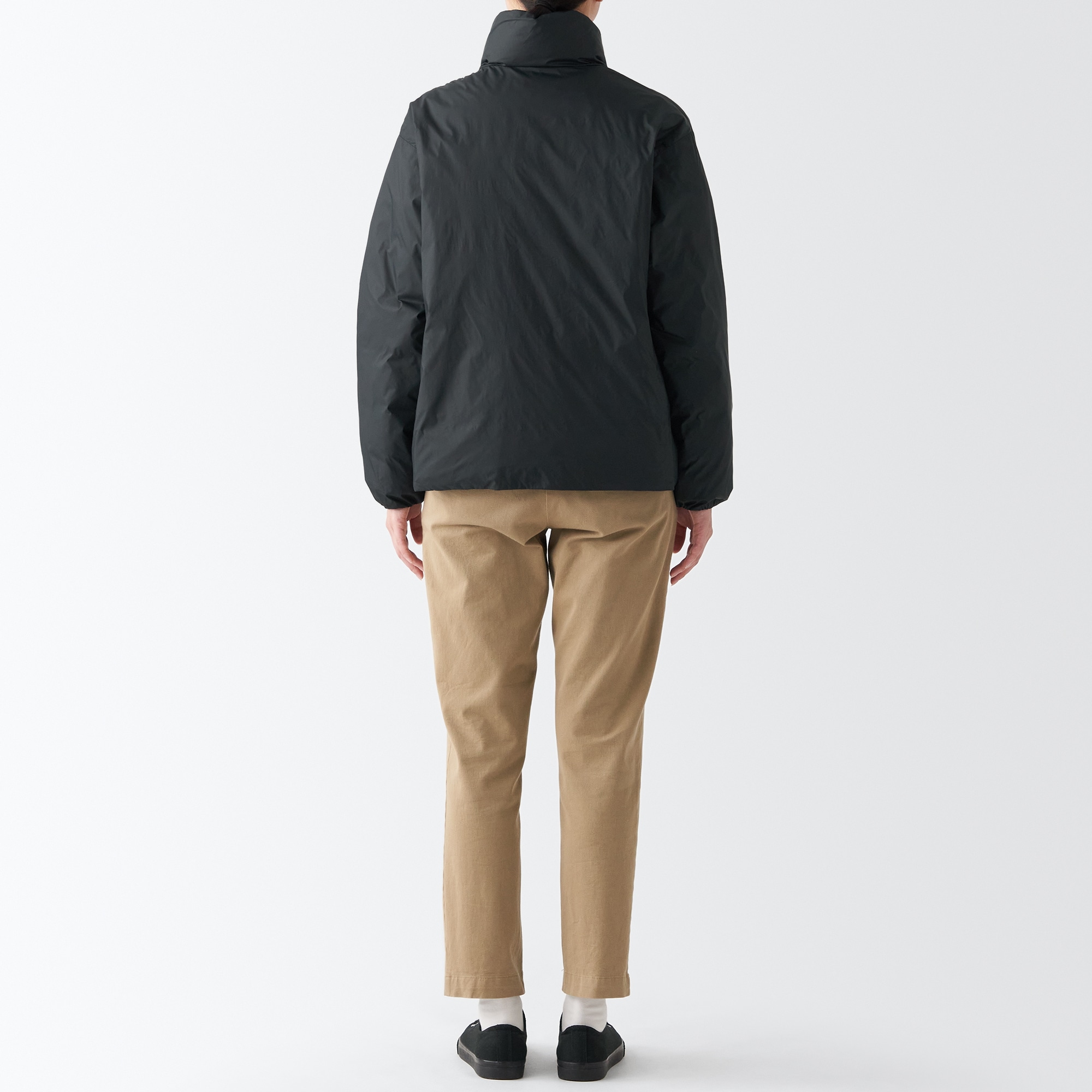 再生ナイロン軽量スタンドカラーダウンジャケット