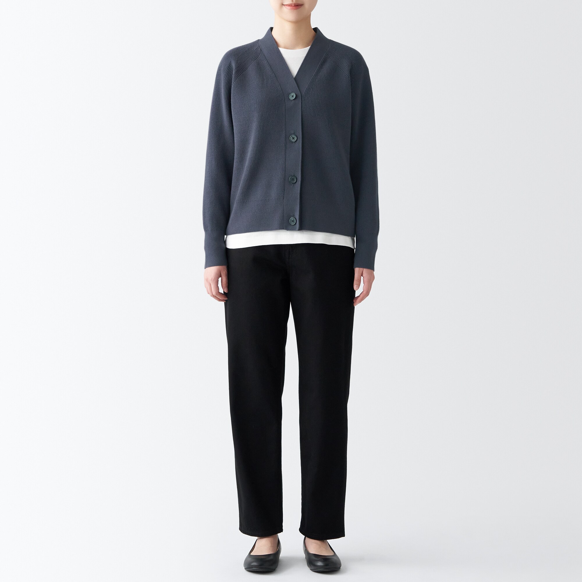 型崩れしにくい糸で編んだＶネックカーディガン