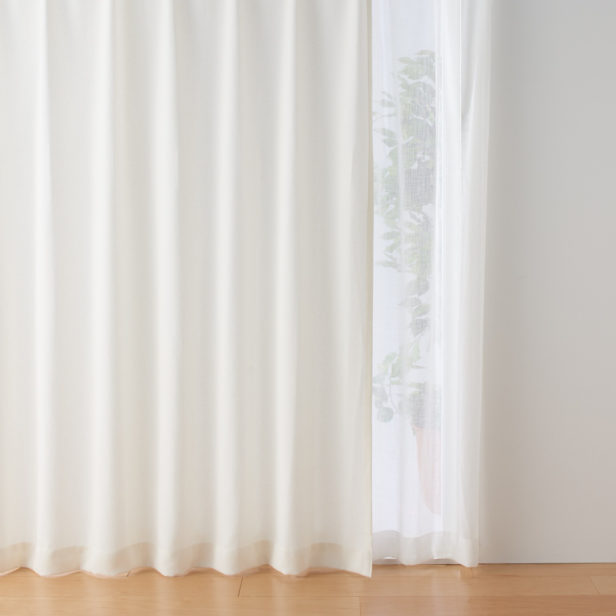 ポリエステルシェニールヘリンボーン（防炎）ノンプリーツカーテン／オフ白