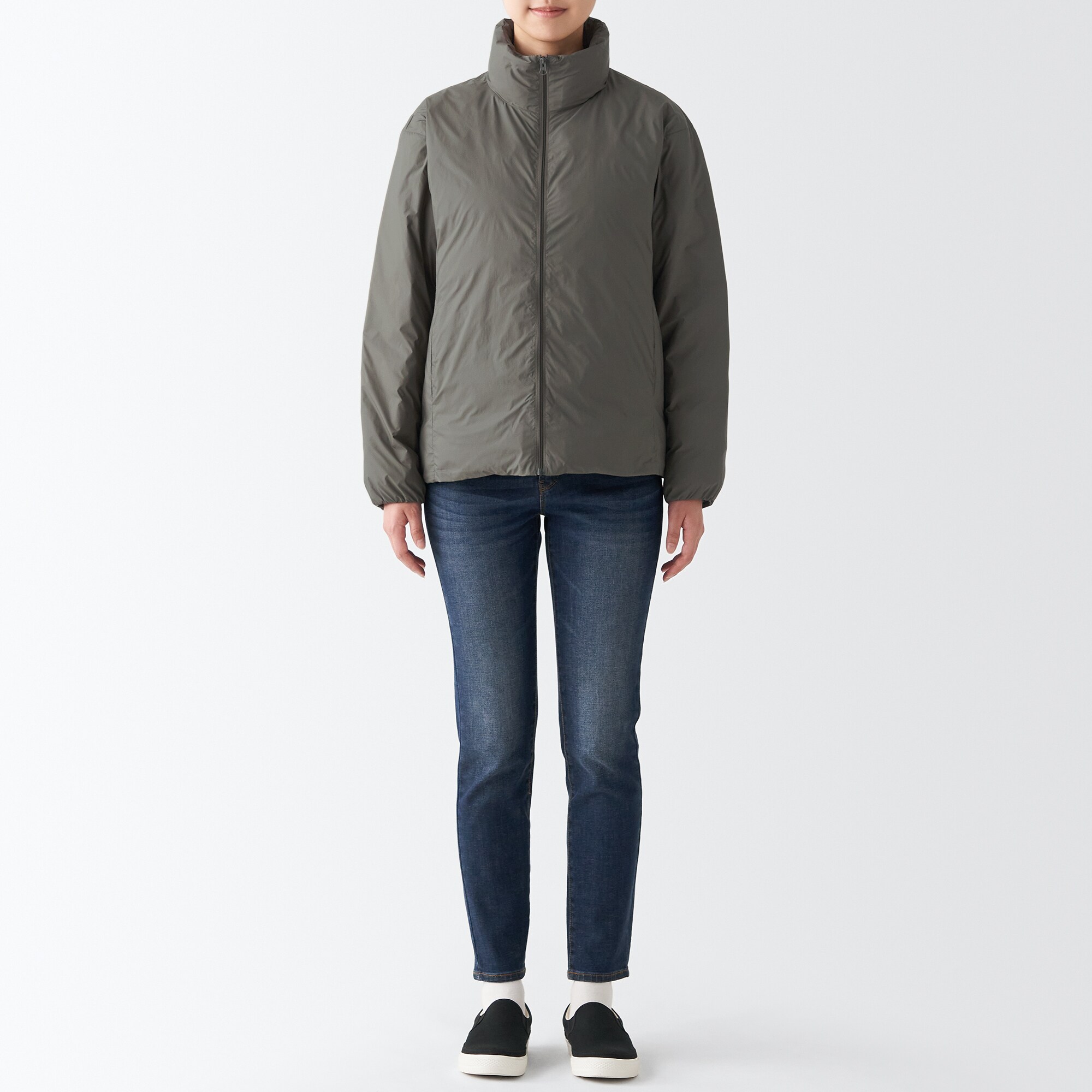 再生ナイロン軽量スタンドカラーダウンジャケット