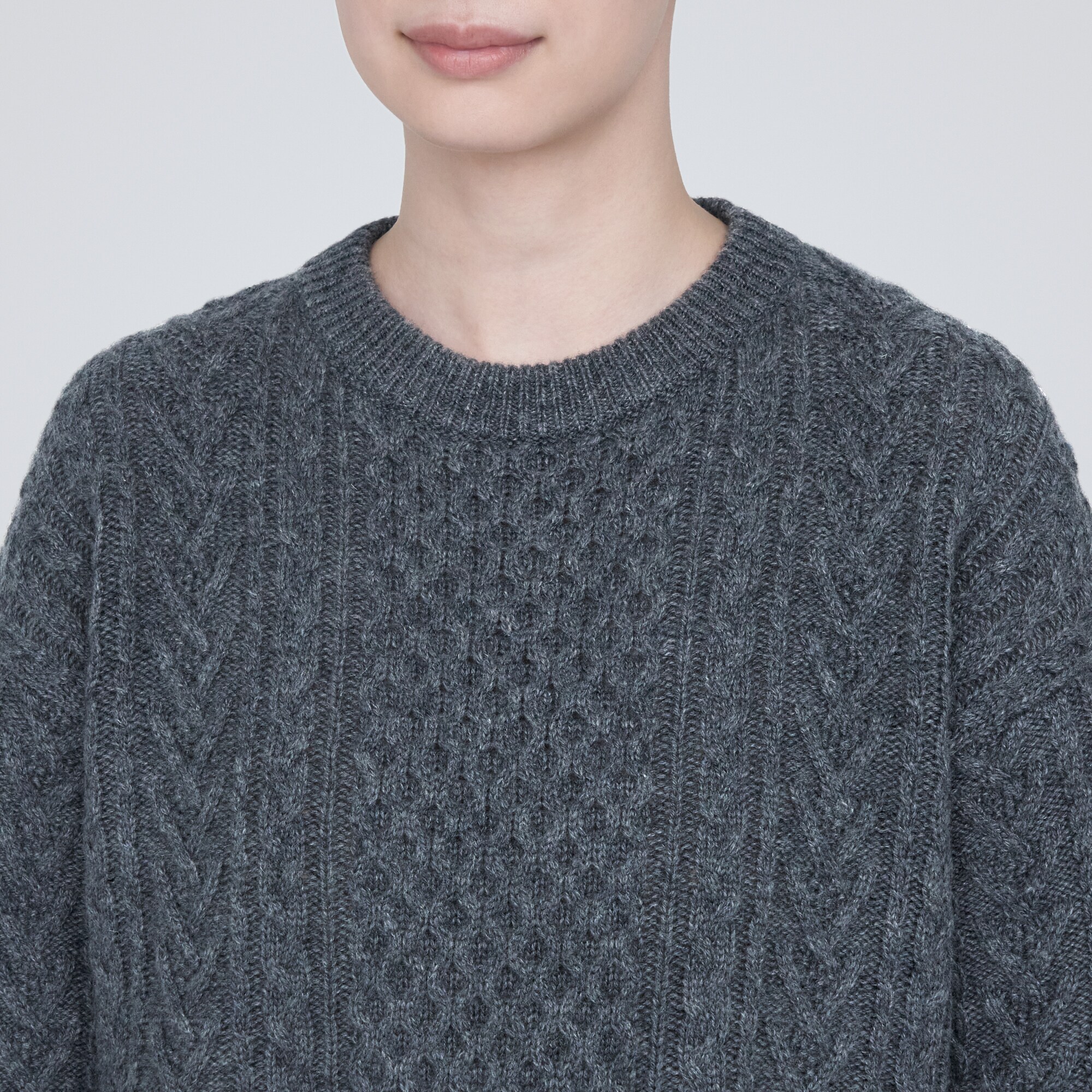 メリノウールケーブル柄クルーネックセーター