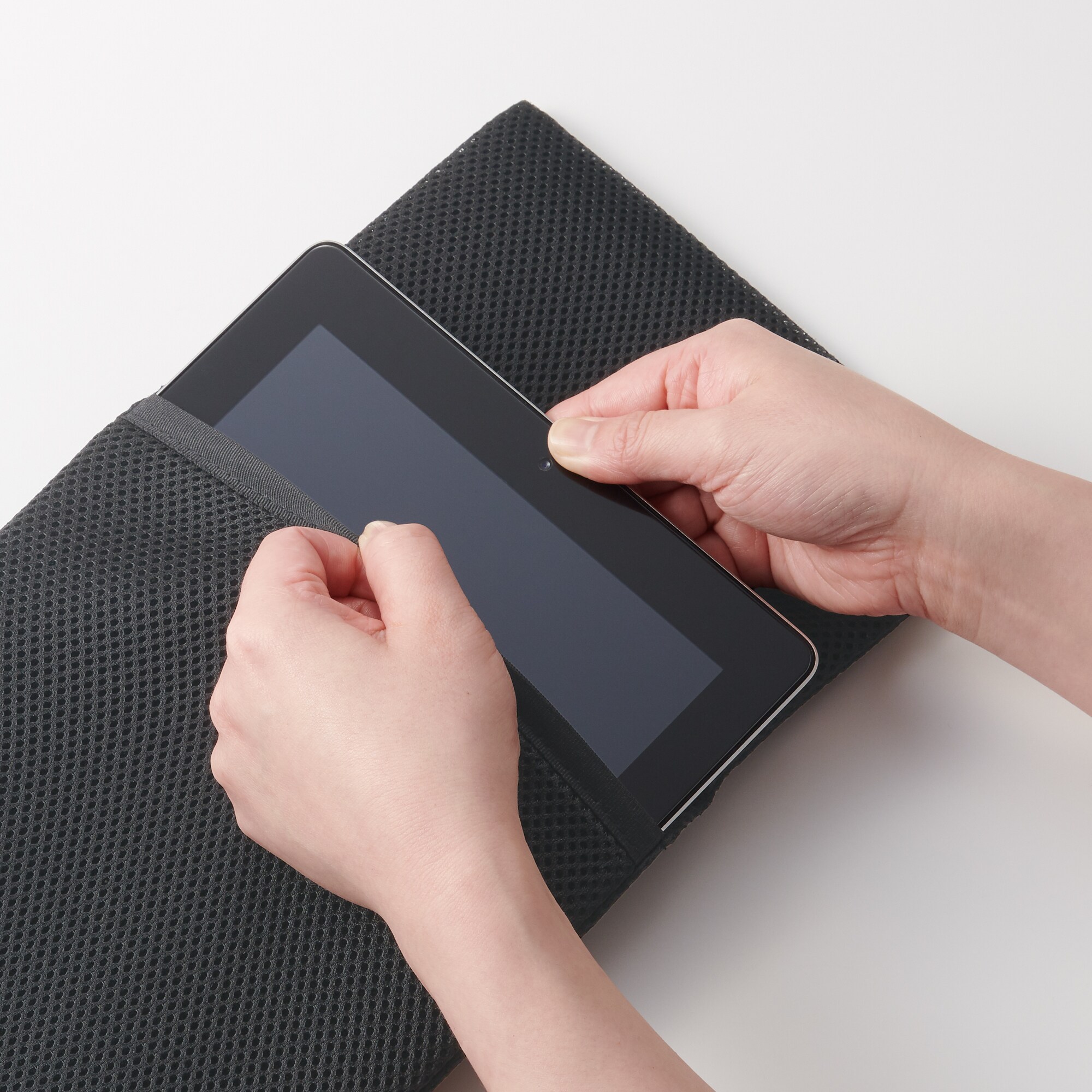 【１１型用】ポリエステルメッシュタブレットカバー　ポケット付　黒