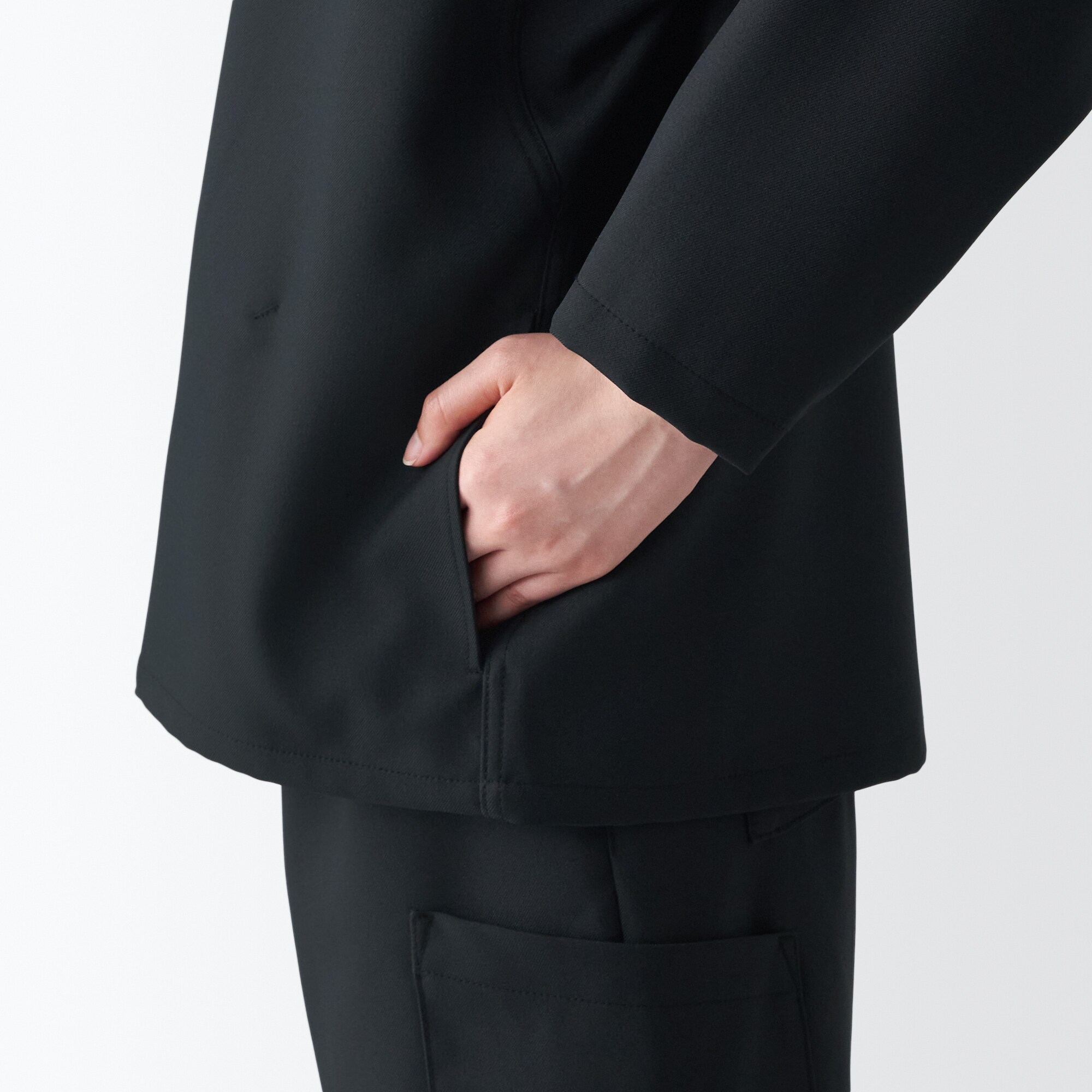 汚れが落ちやすいノーカラージャケット