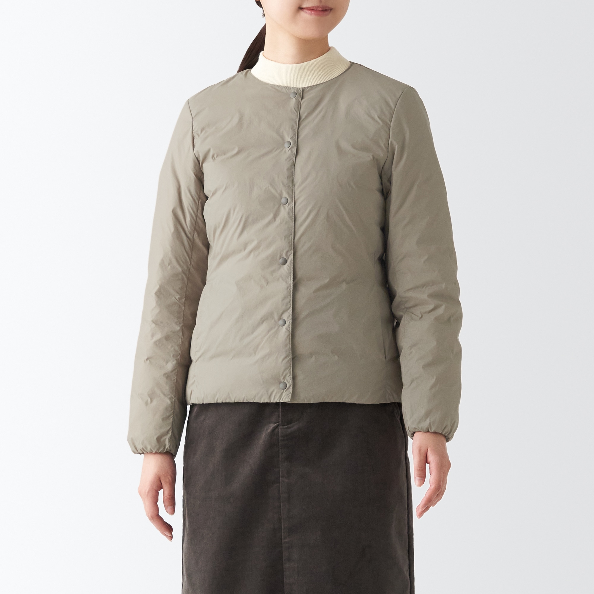 再生ナイロン軽量ノーカラーダウンジャケット（数量限定）