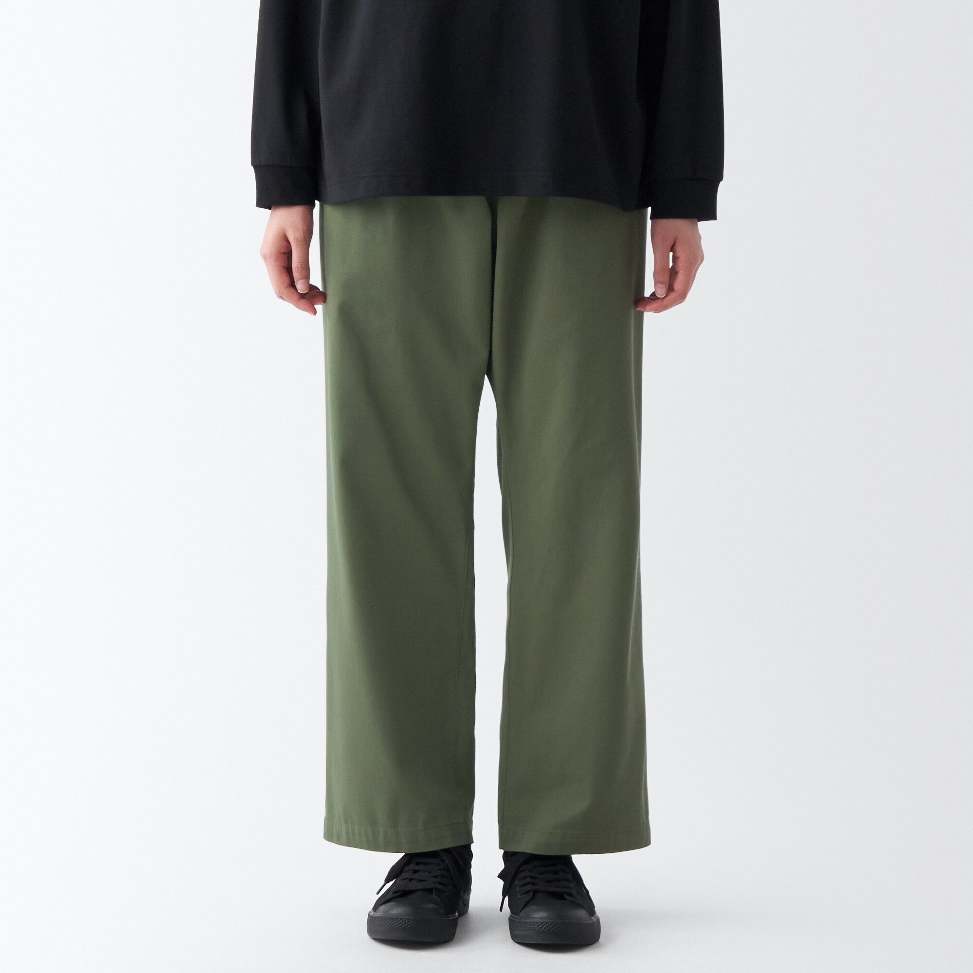 燃えにくい素材を使ったワイドパンツ