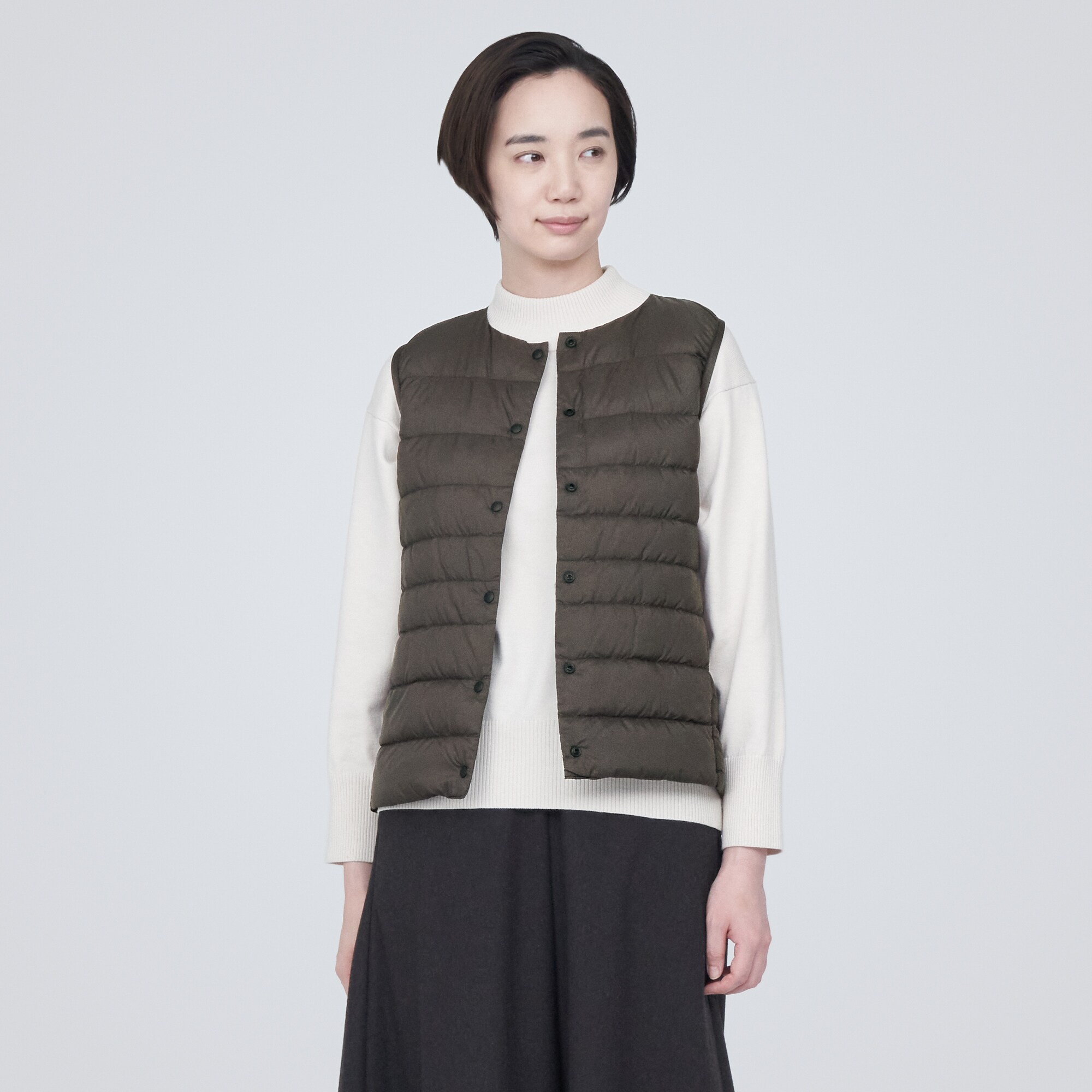 軽量ダウンノーカラーベスト（帯電防止裏地）