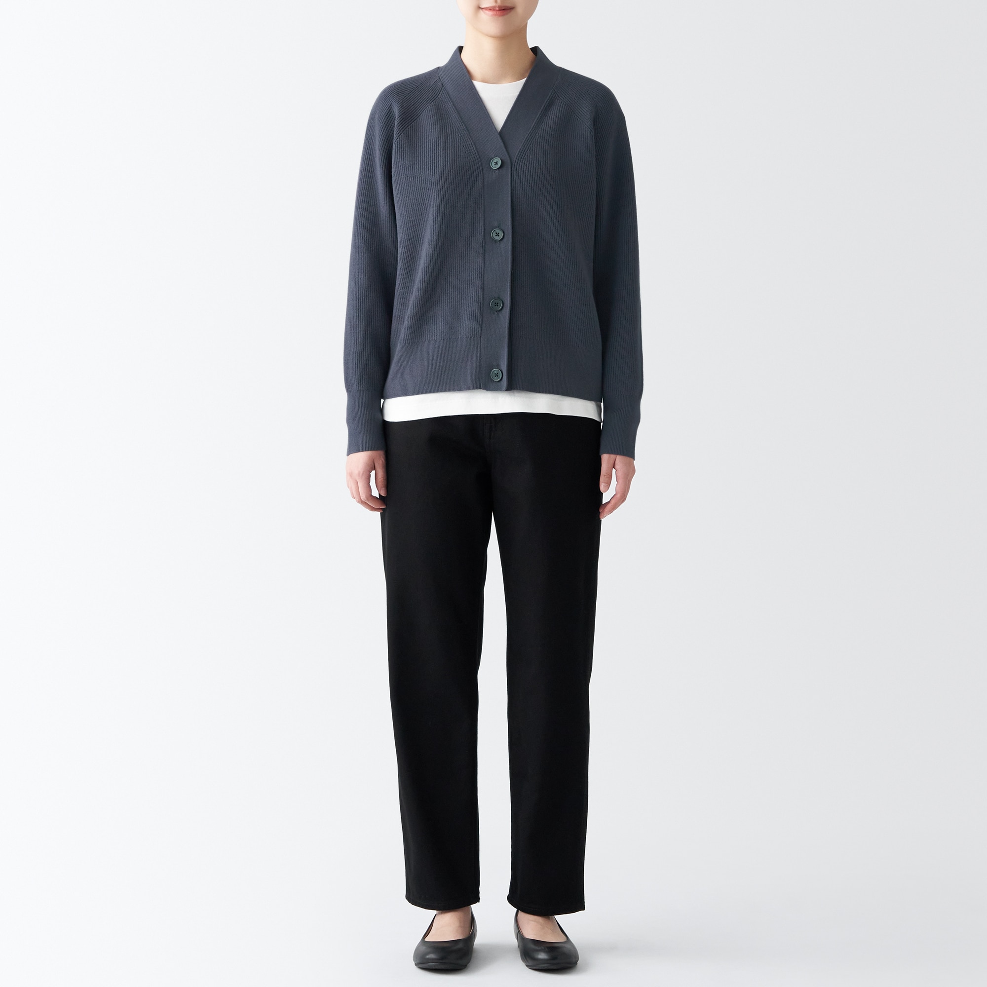 型崩れしにくい糸で編んだＶネックカーディガン