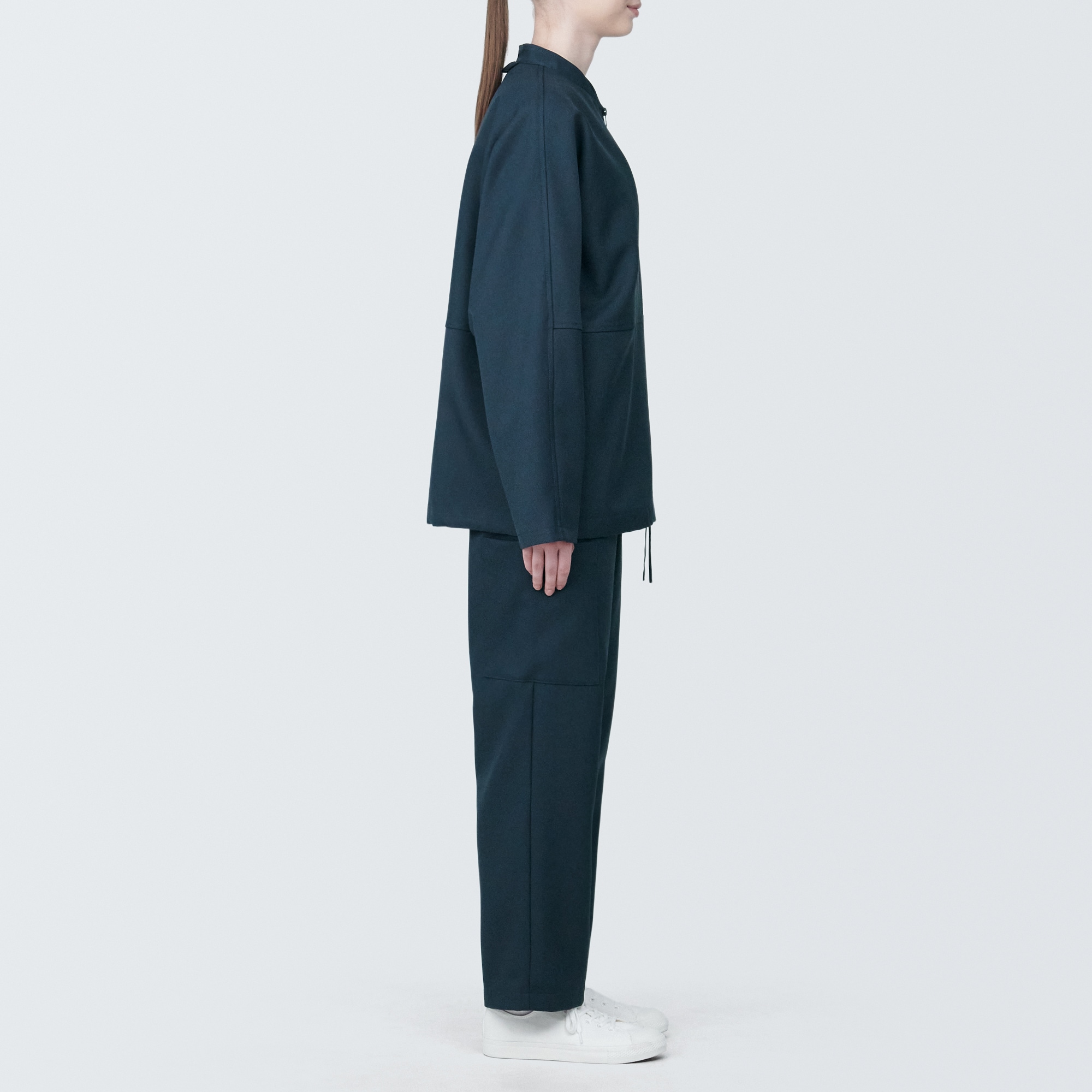 汚れが落ちやすいジップアップブルゾン