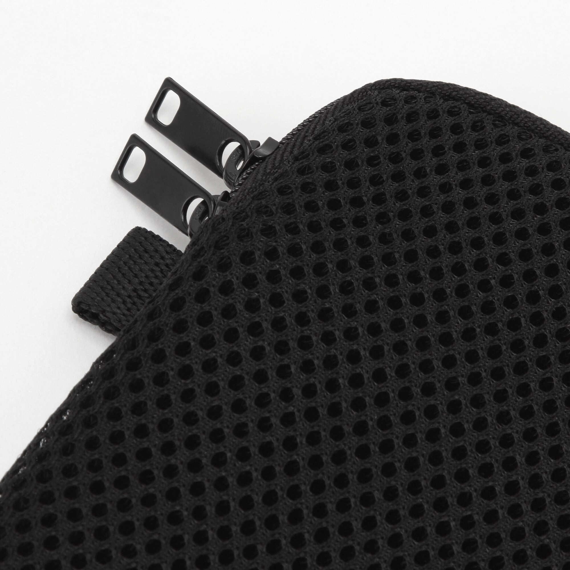 ポリエステルメッシュクッションケース　黒・縦型・約２１．５×１５ｃｍ