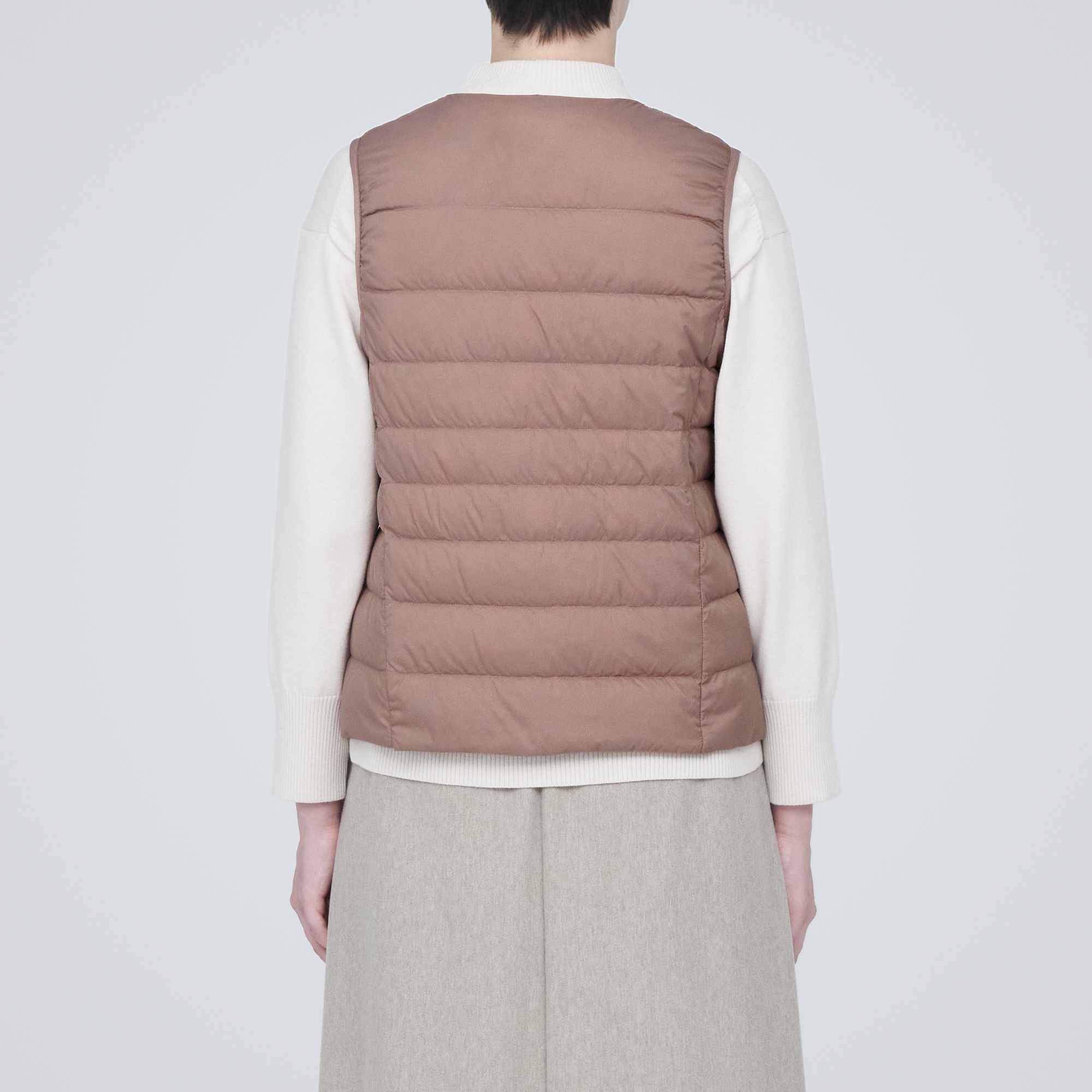 軽量ダウンノーカラーベスト（帯電防止裏地）