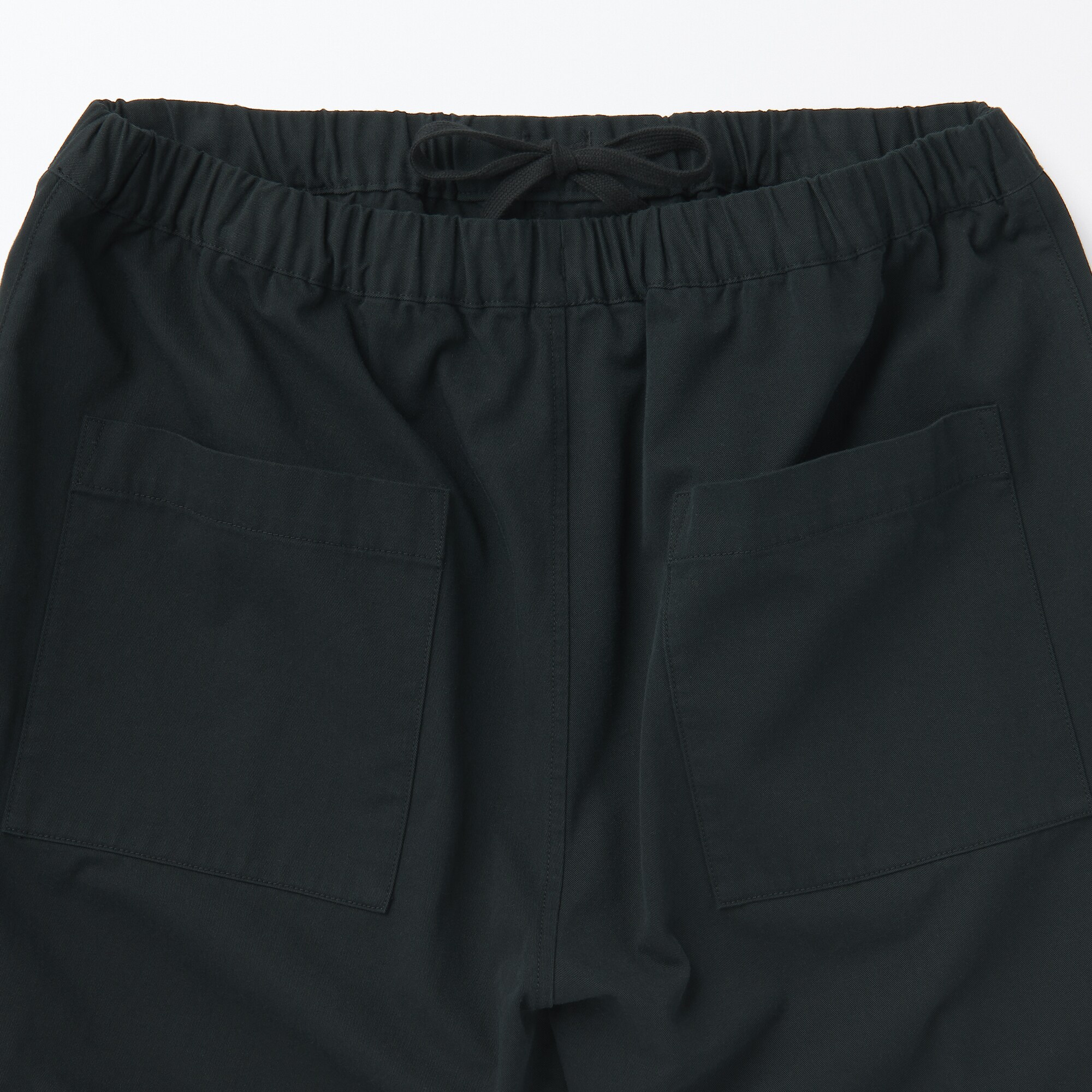 燃えにくい素材を使ったストレートパンツ