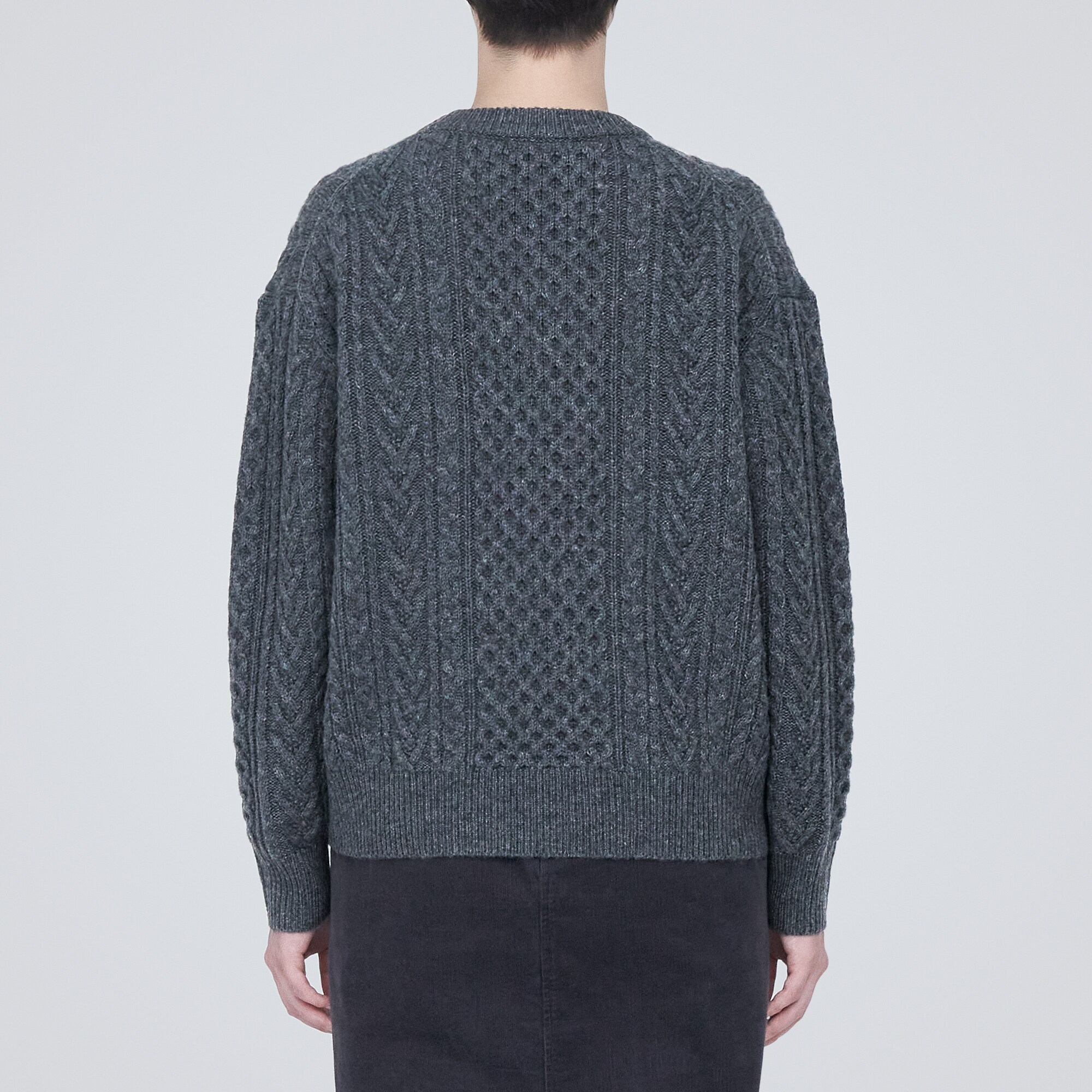 メリノウールケーブル柄クルーネックセーター