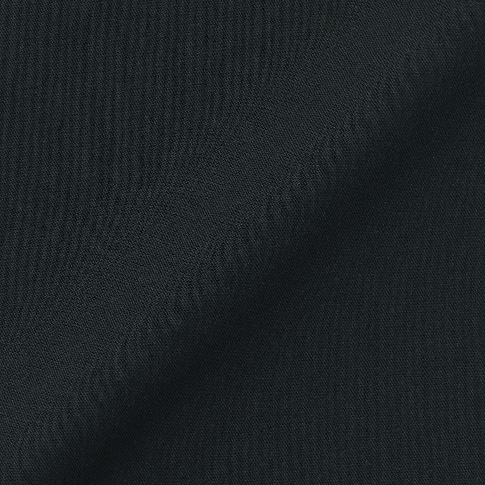 燃えにくい素材を使ったストレートパンツ