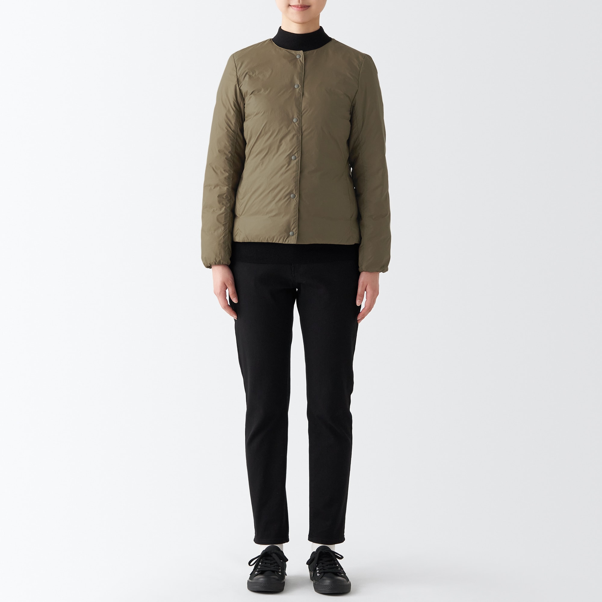 再生ナイロン軽量ノーカラーダウンジャケット（数量限定）