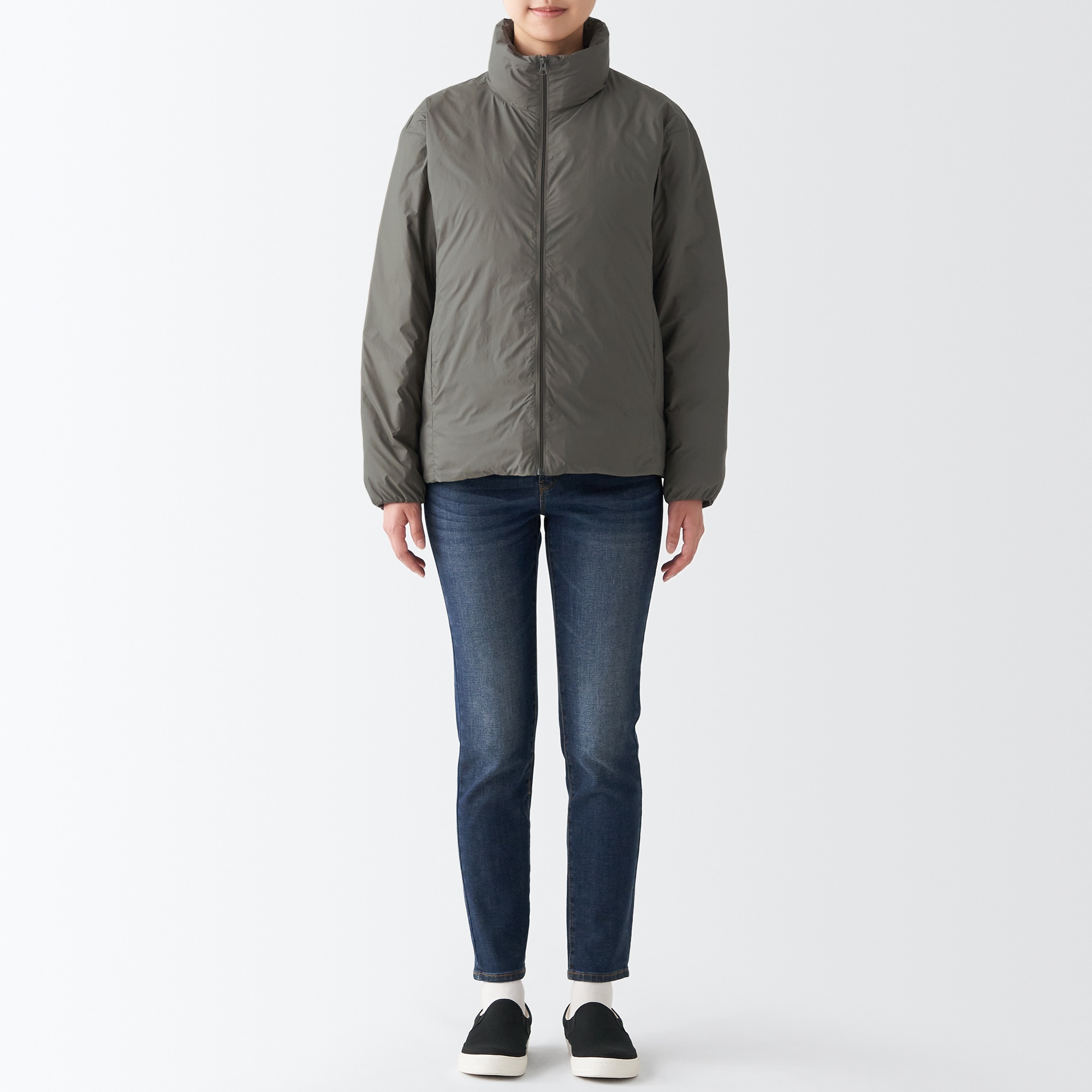 再生ナイロン軽量スタンドカラーダウンジャケット