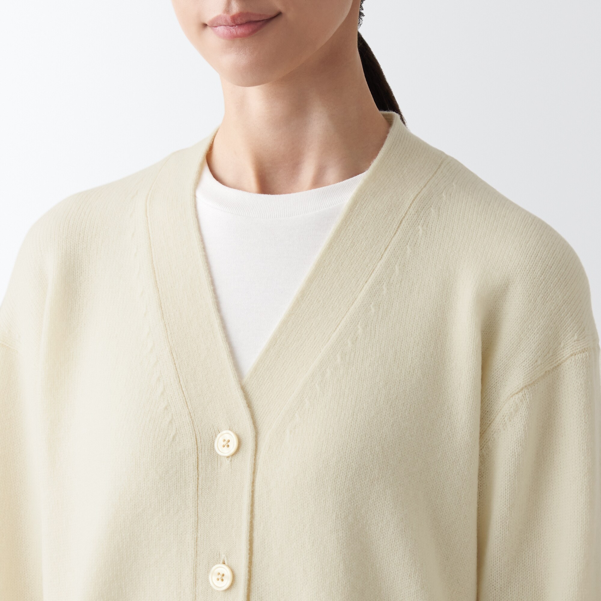 ウールミドルゲージＶネックカーディガン