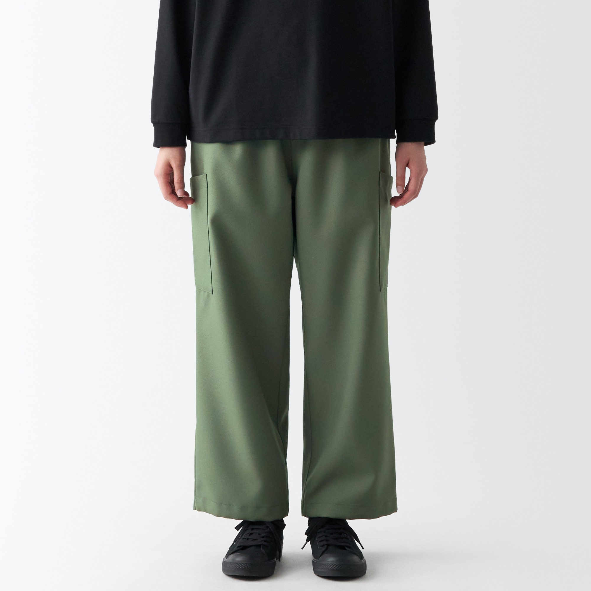 汚れが落ちやすいカーゴパンツ