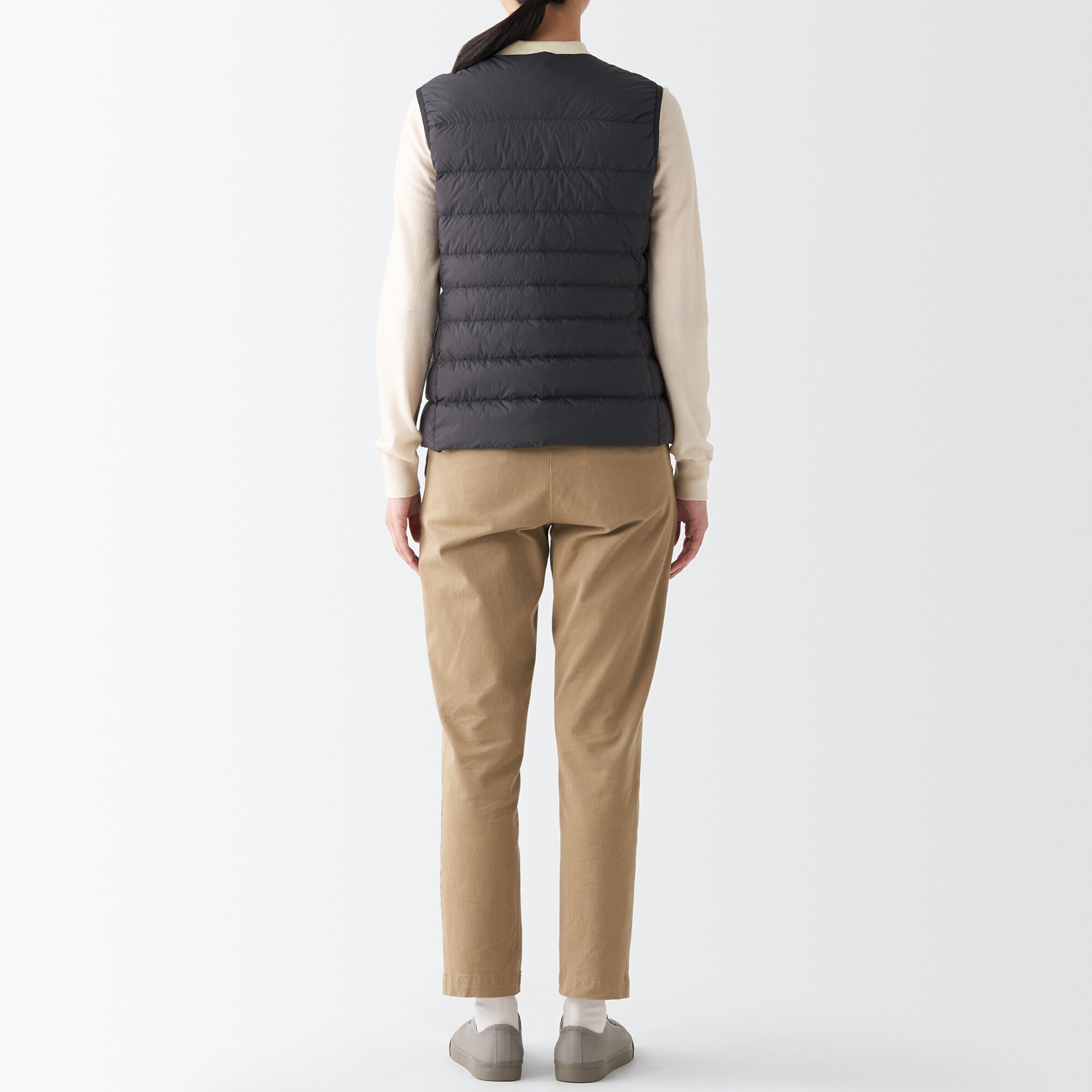 再生ナイロン軽量ノーカラーダウンベスト（数量限定）