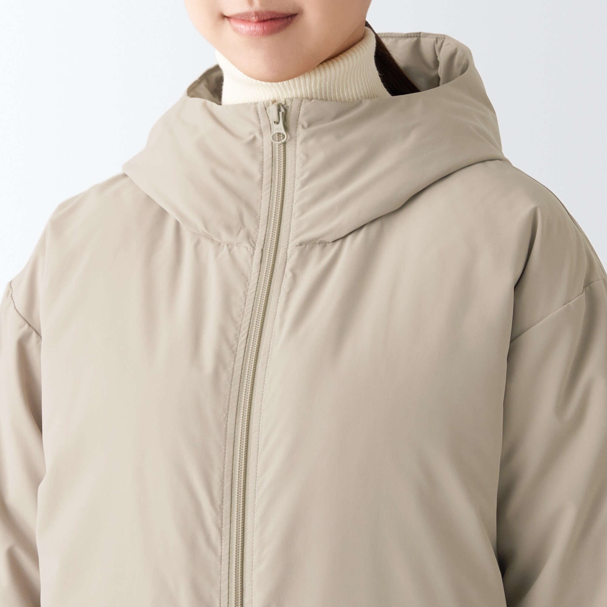 再生ポリエステル水を弾くダウンジャケット