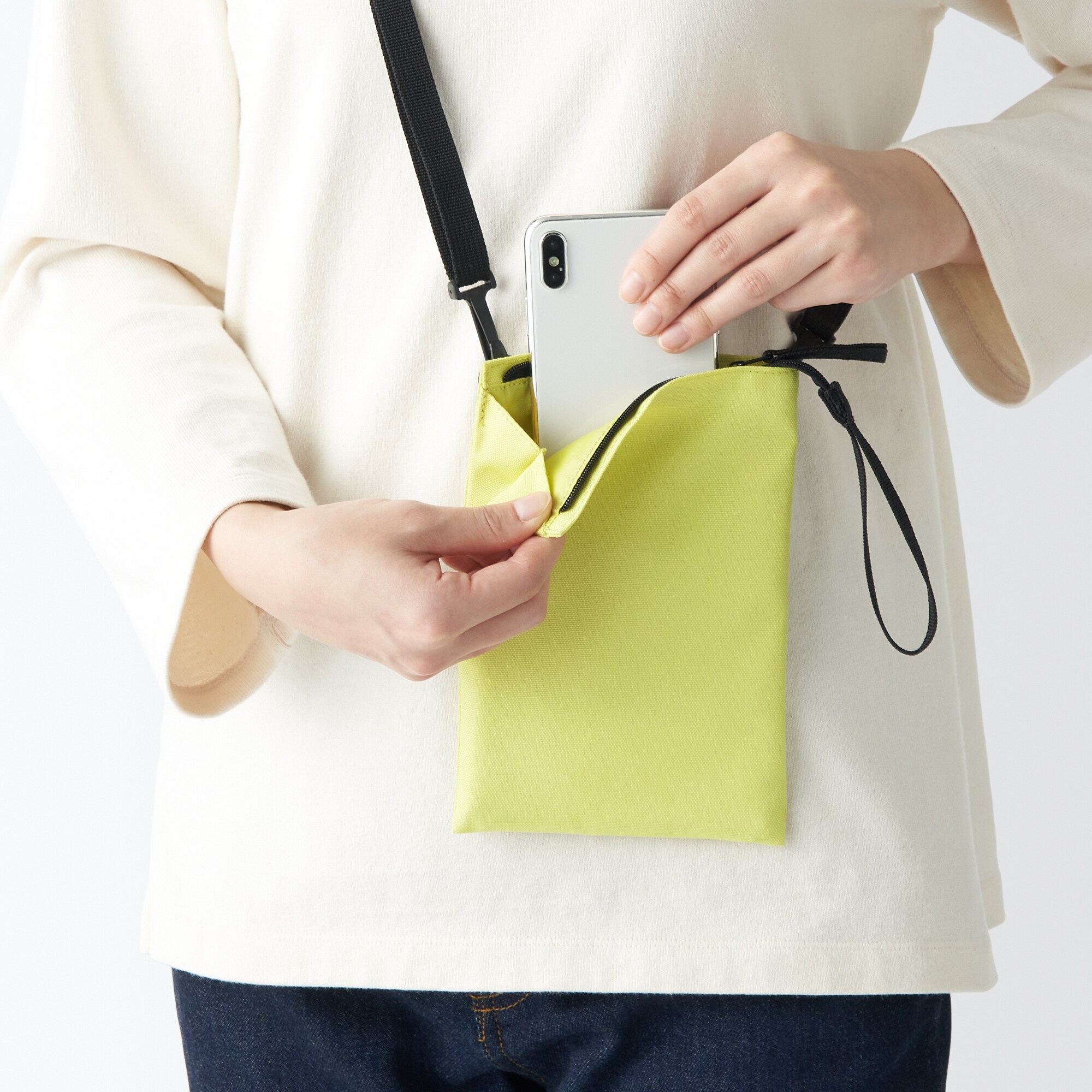 ポーチとしても使える　撥水ミニサコッシュ