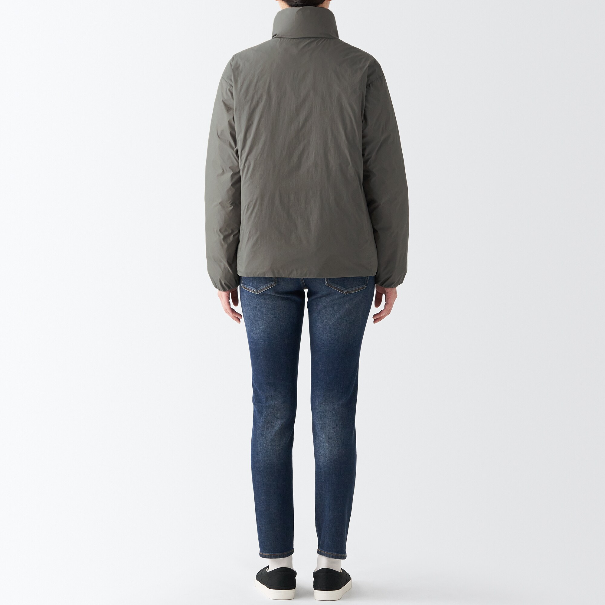 再生ナイロン軽量スタンドカラーダウンジャケット