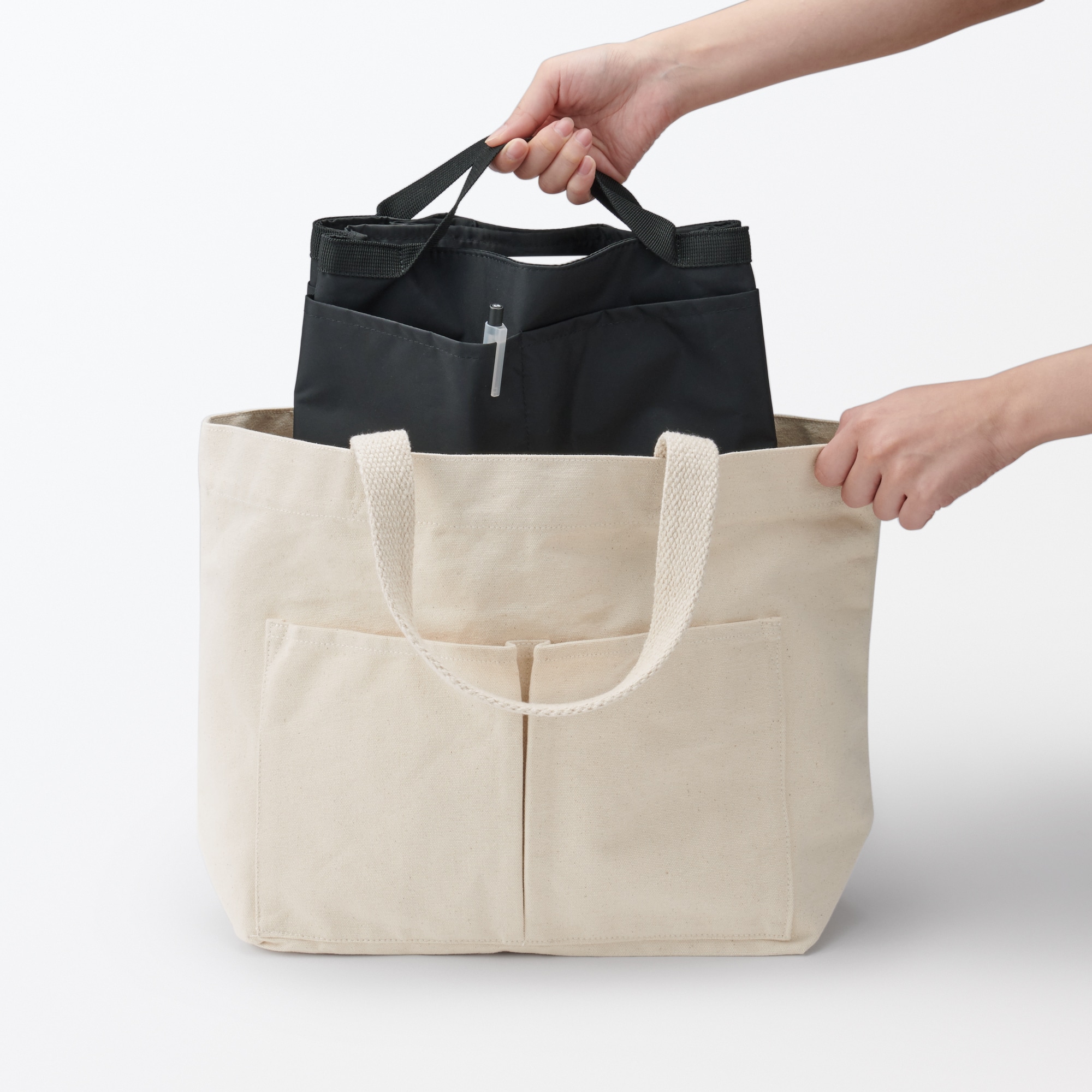 ナイロンバッグインバッグ　黒／約１８．５×２７×１１ｃｍ