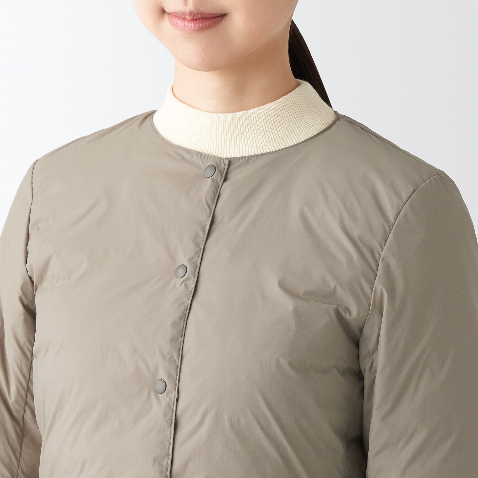 再生ナイロン軽量ノーカラーダウンジャケット（数量限定）