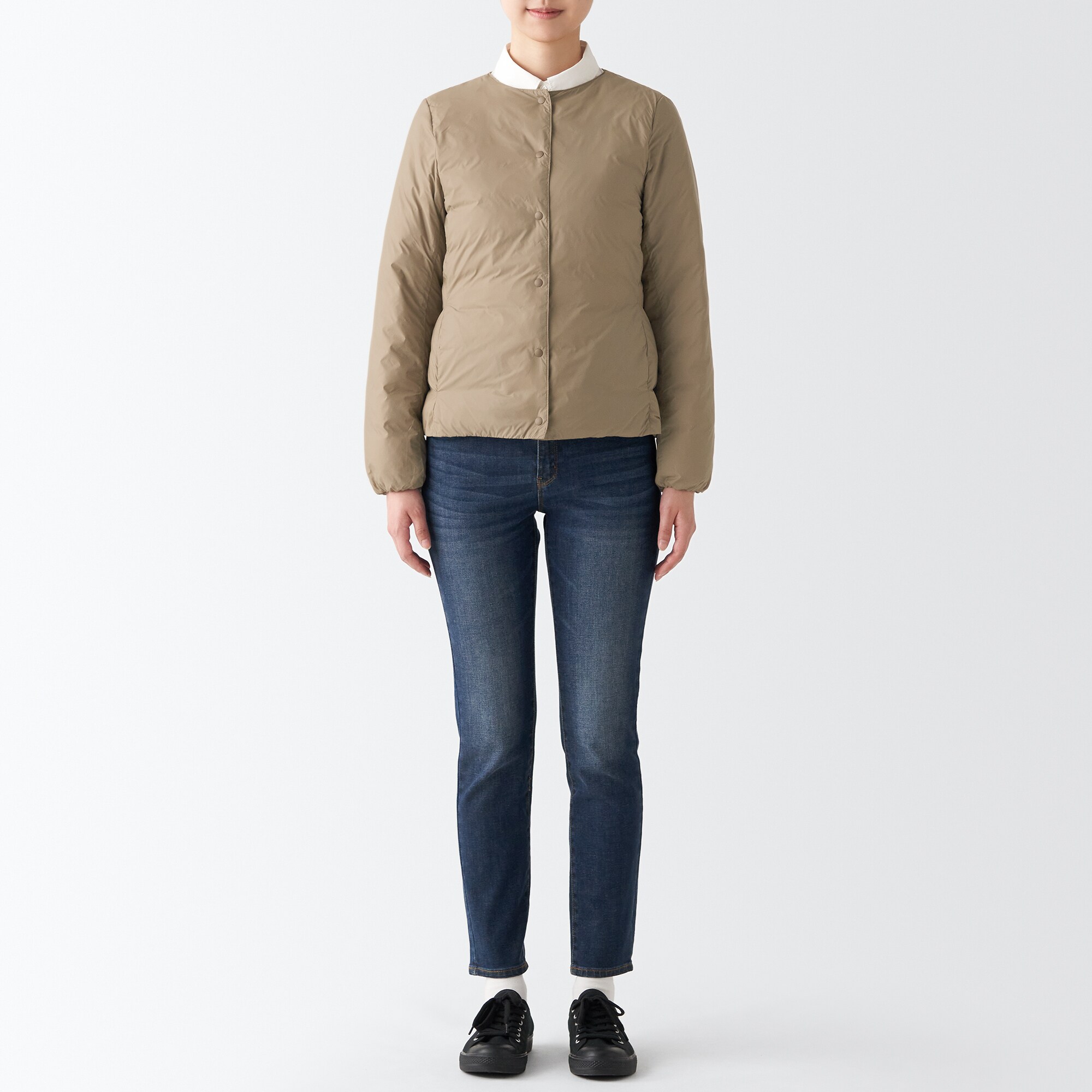 再生ナイロン軽量ノーカラーダウンジャケット（数量限定）