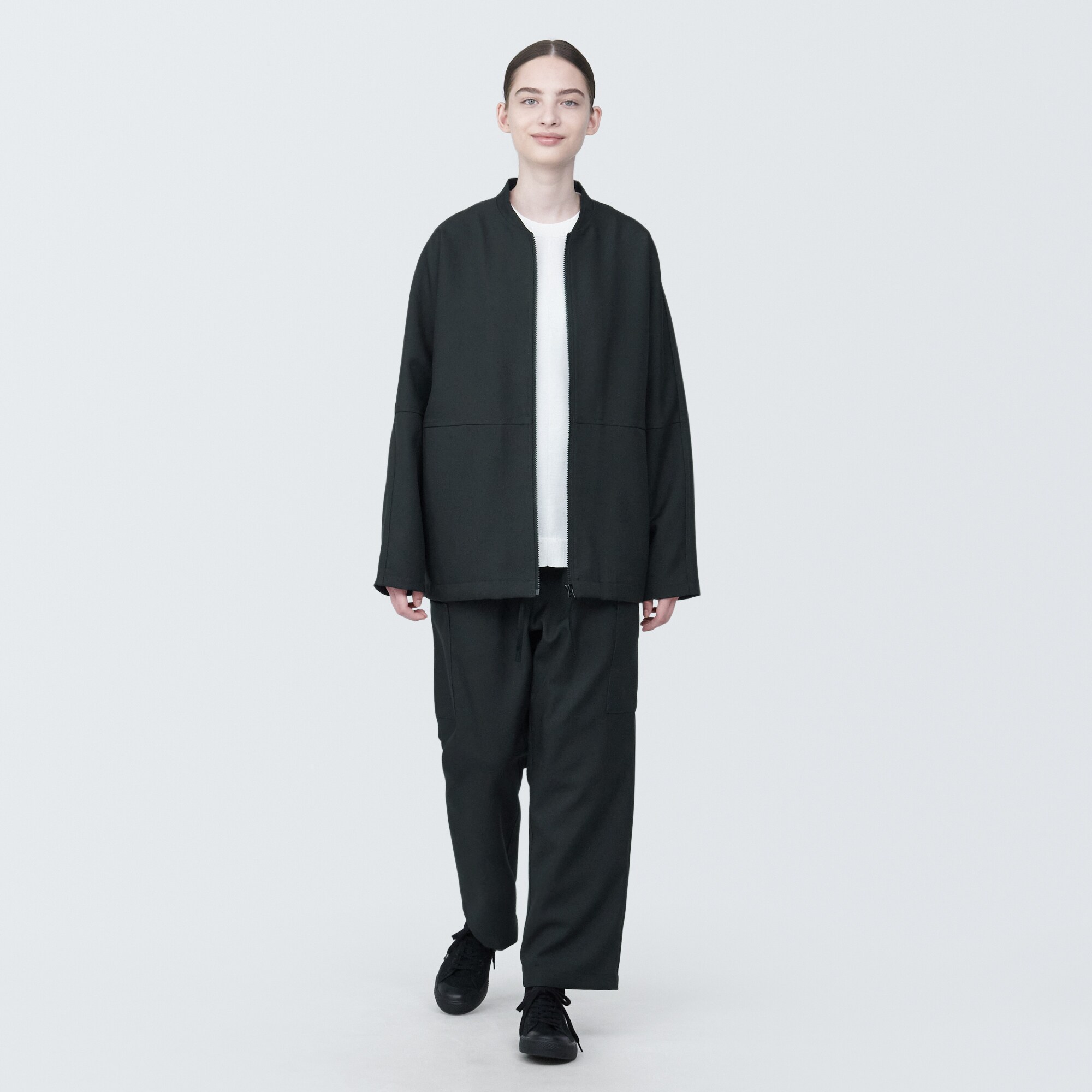 汚れが落ちやすいジップアップブルゾン