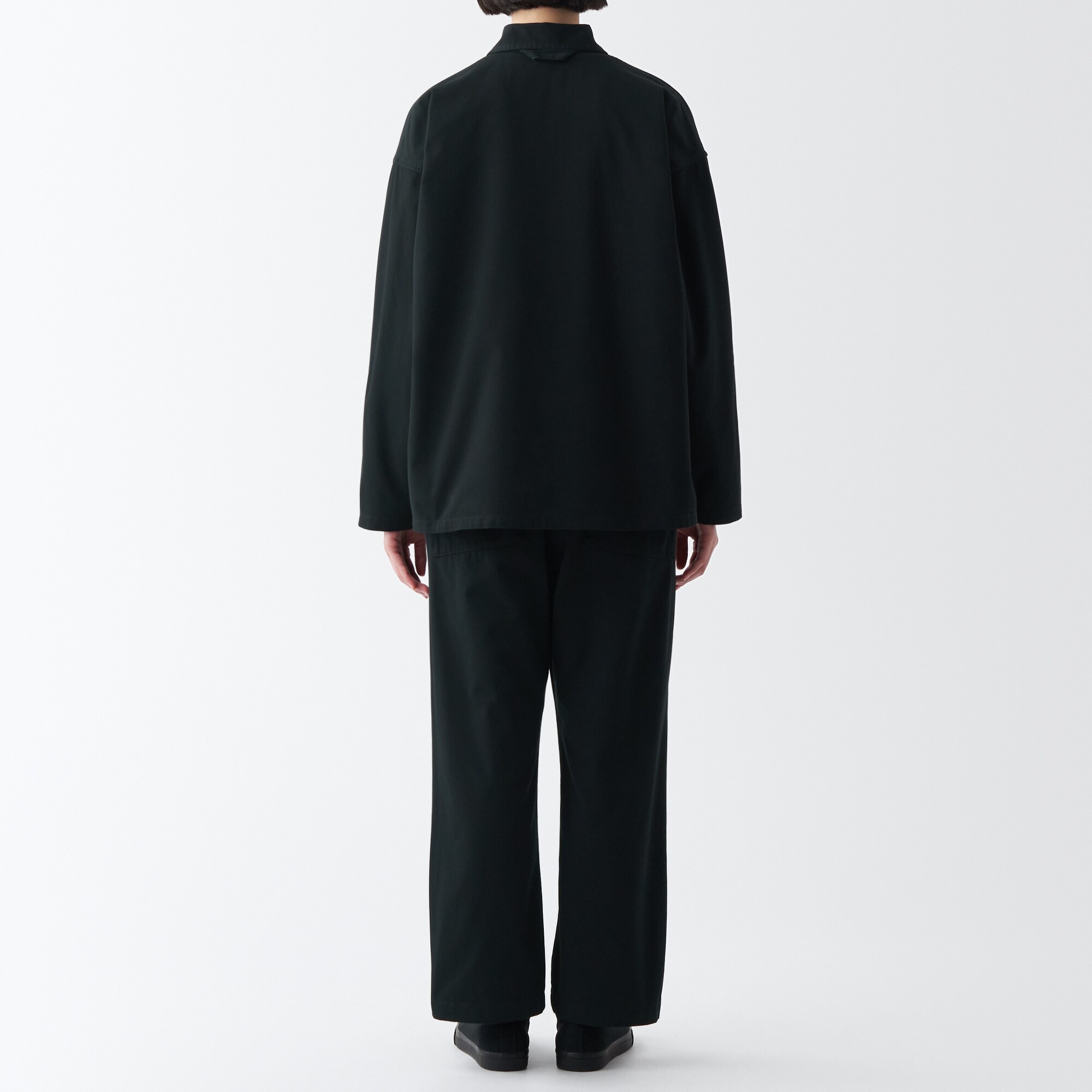 燃えにくい素材を使ったワイドパンツ