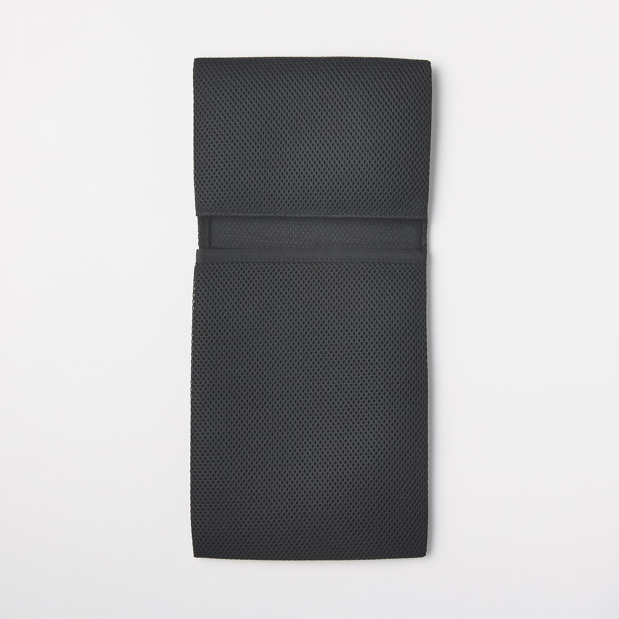 【１１型用】ポリエステルメッシュタブレットカバー　ポケット付　黒