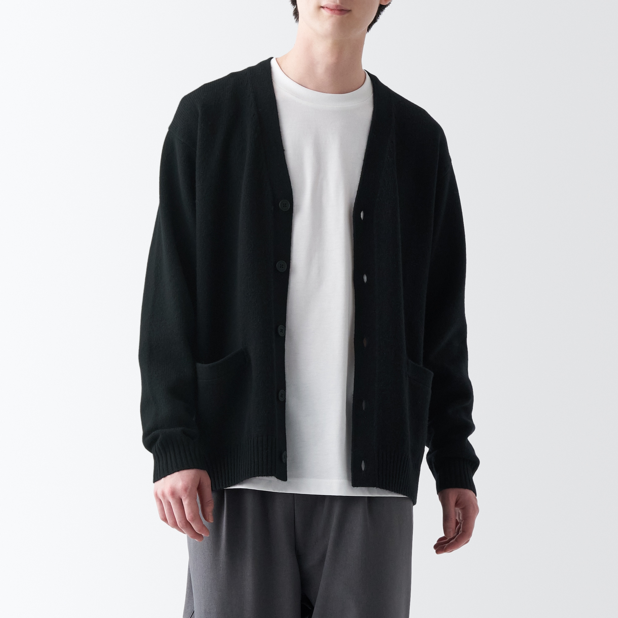 洗えるウールミドルゲージＶネックカーディガン