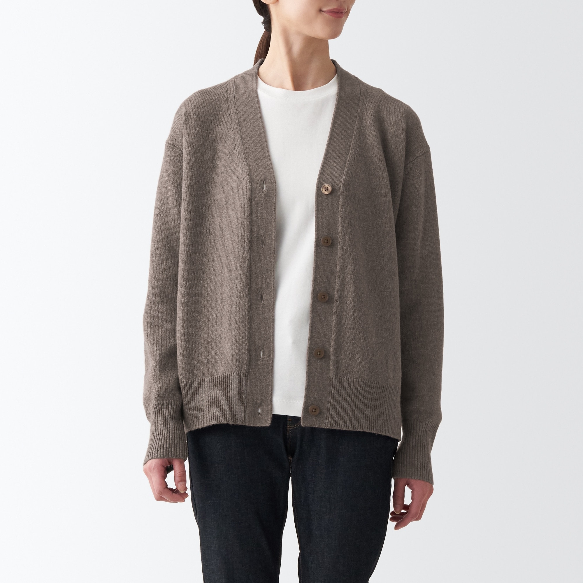 洗えるウールミドルゲージＶネックカーディガン