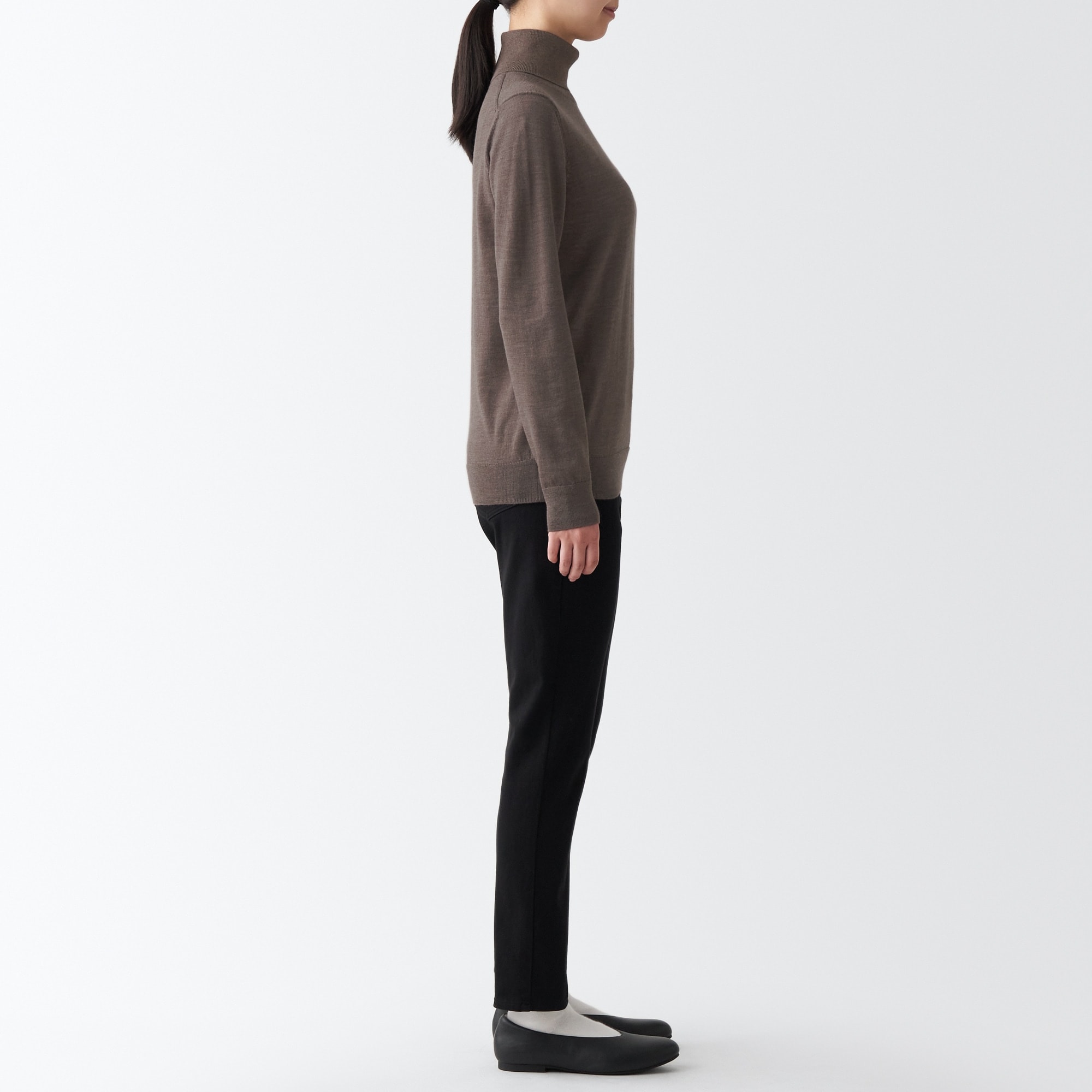 首のチクチクを抑えたタートルネック洗えるセーター